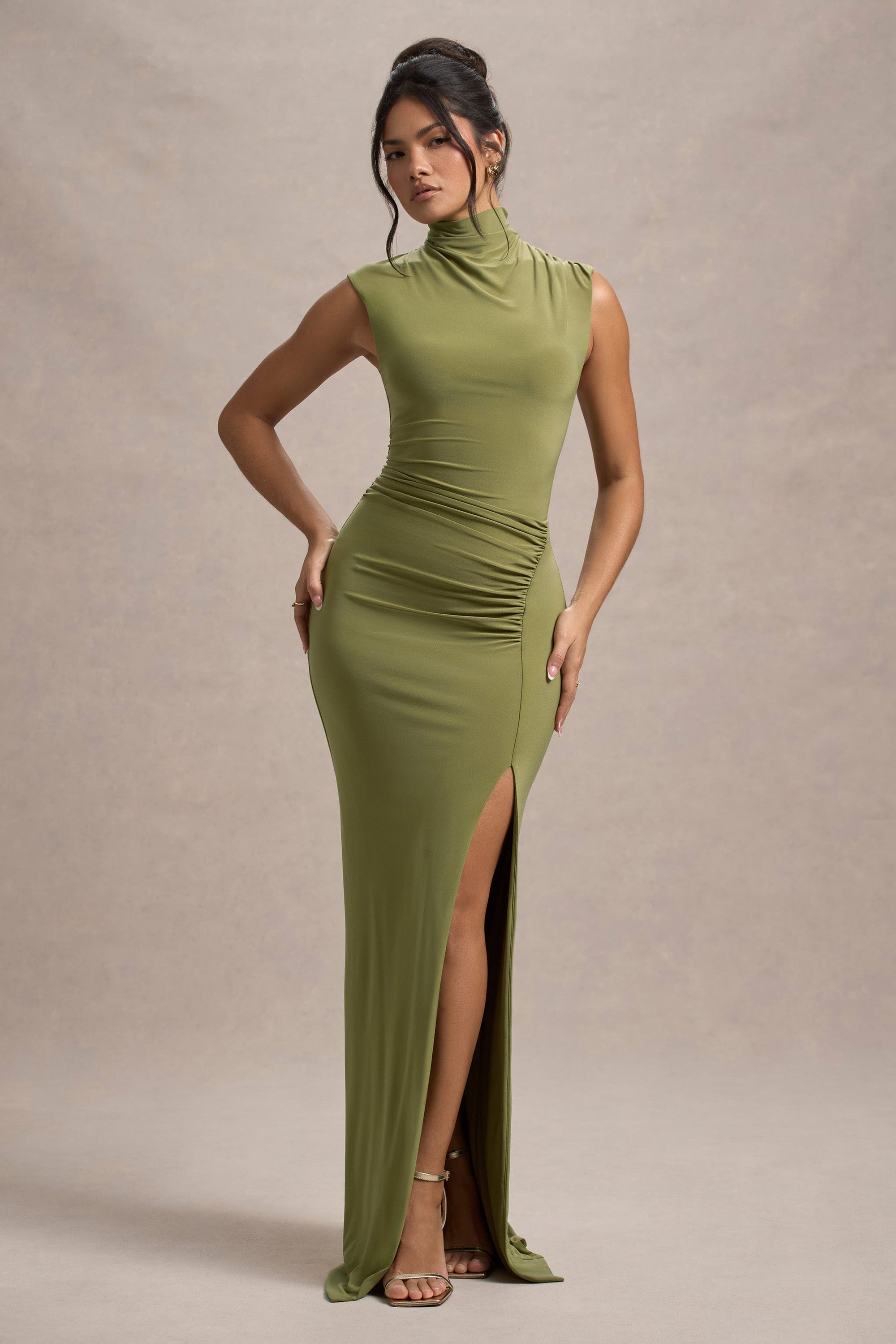 Lanetta | Robe longue vert olive à encolure haute froncée avec fente
