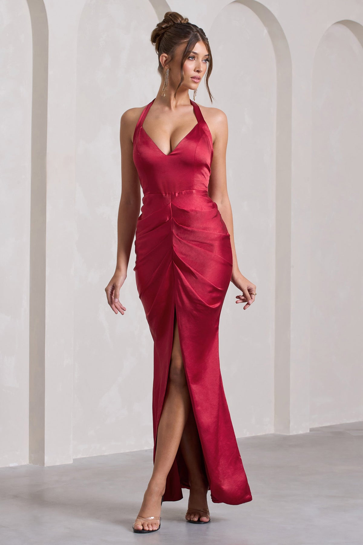 Rebecca | Robe longue en satin rouge à décolleté plongeant dos nu et fente sur le devant