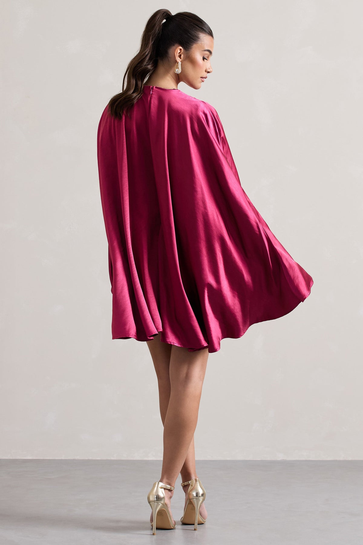 Olsen | Mini-robe en satin rose à décolleté plongeant et cape