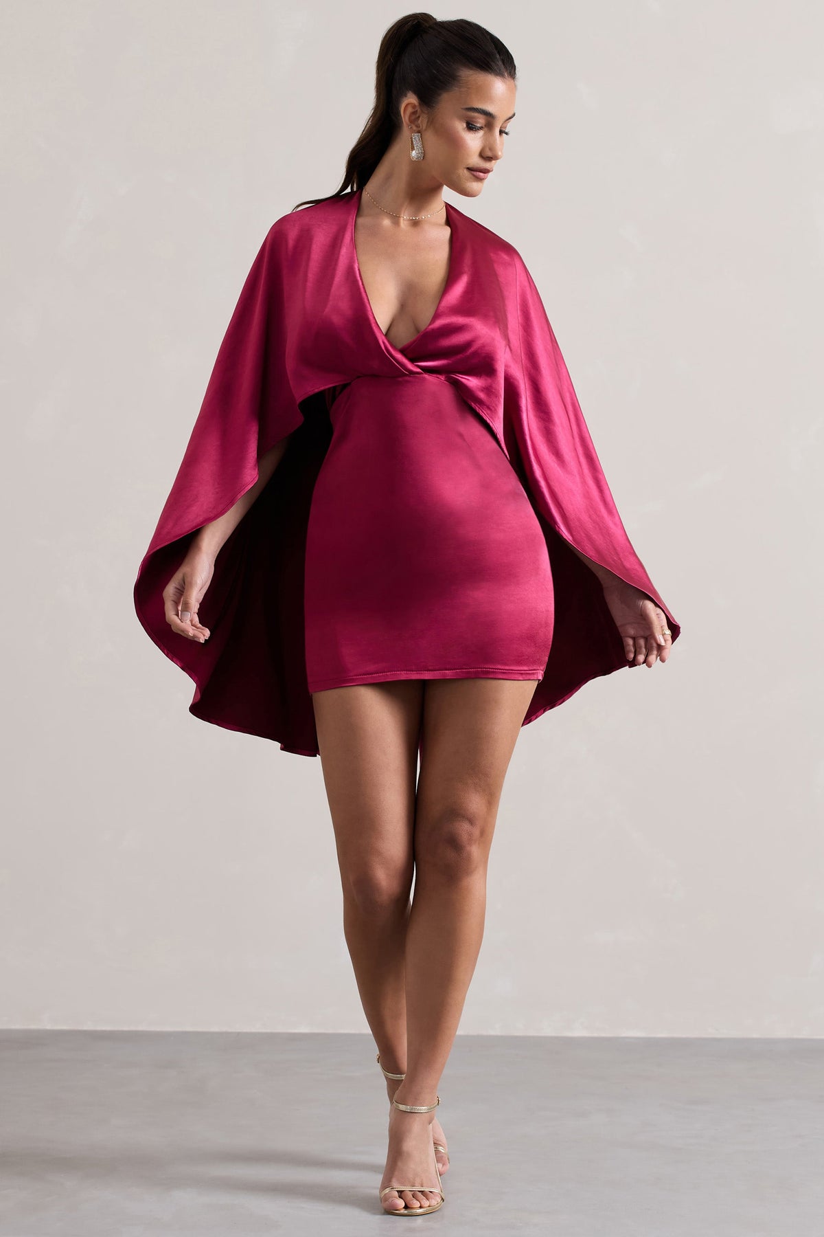 Olsen | Mini-robe en satin rose à décolleté plongeant et cape