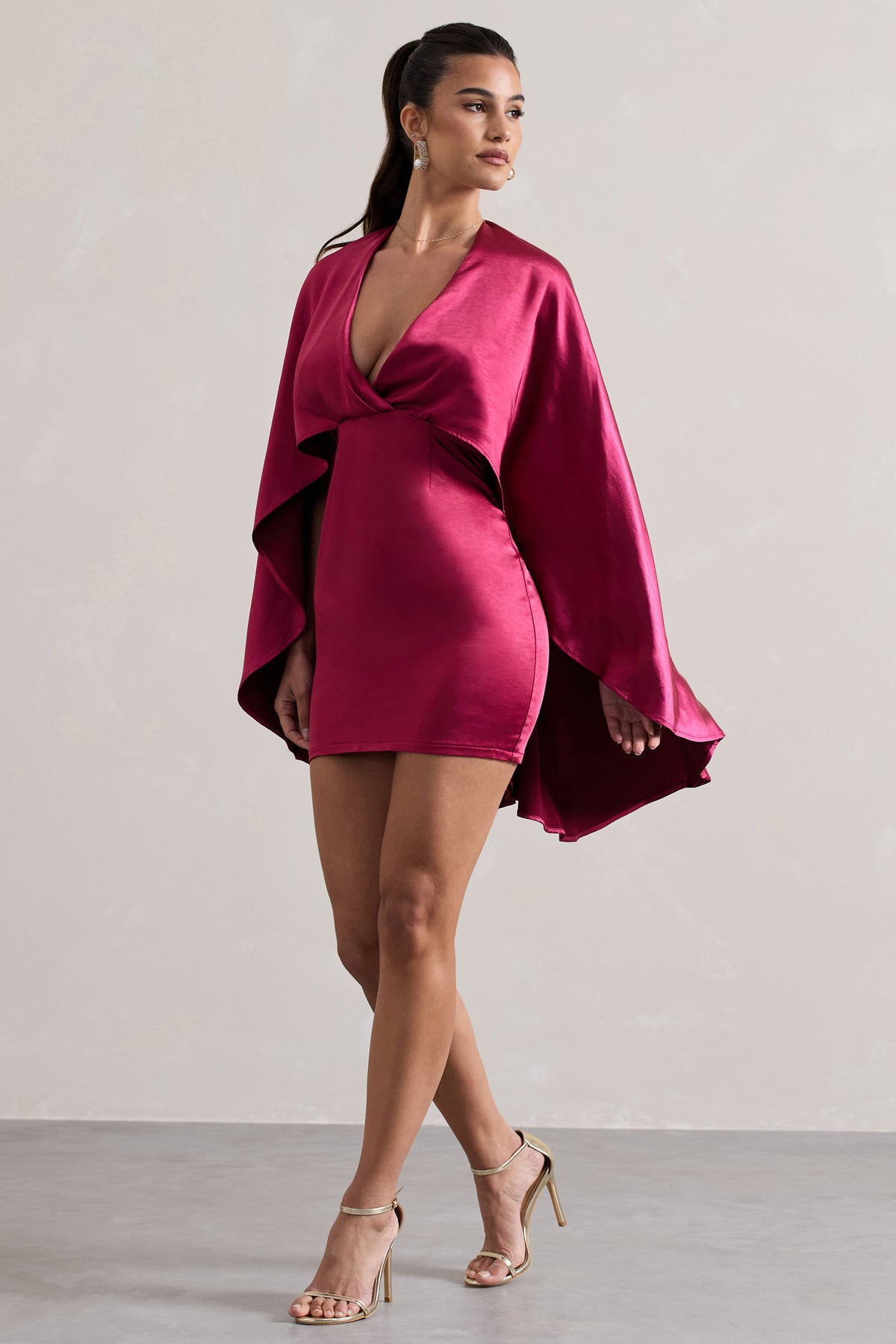 Olsen | Mini-robe en satin rose à décolleté plongeant et cape