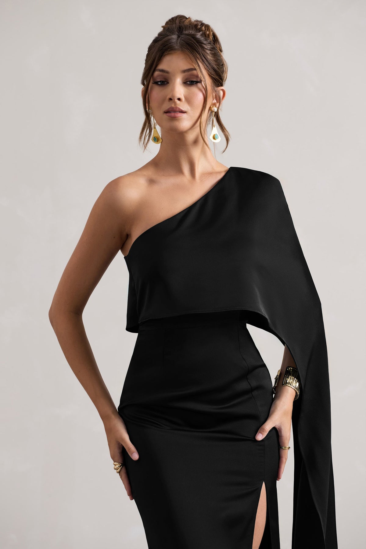 Amora | Robe Longue Fendue Asymétrique en Satin Noir à Manches Cape