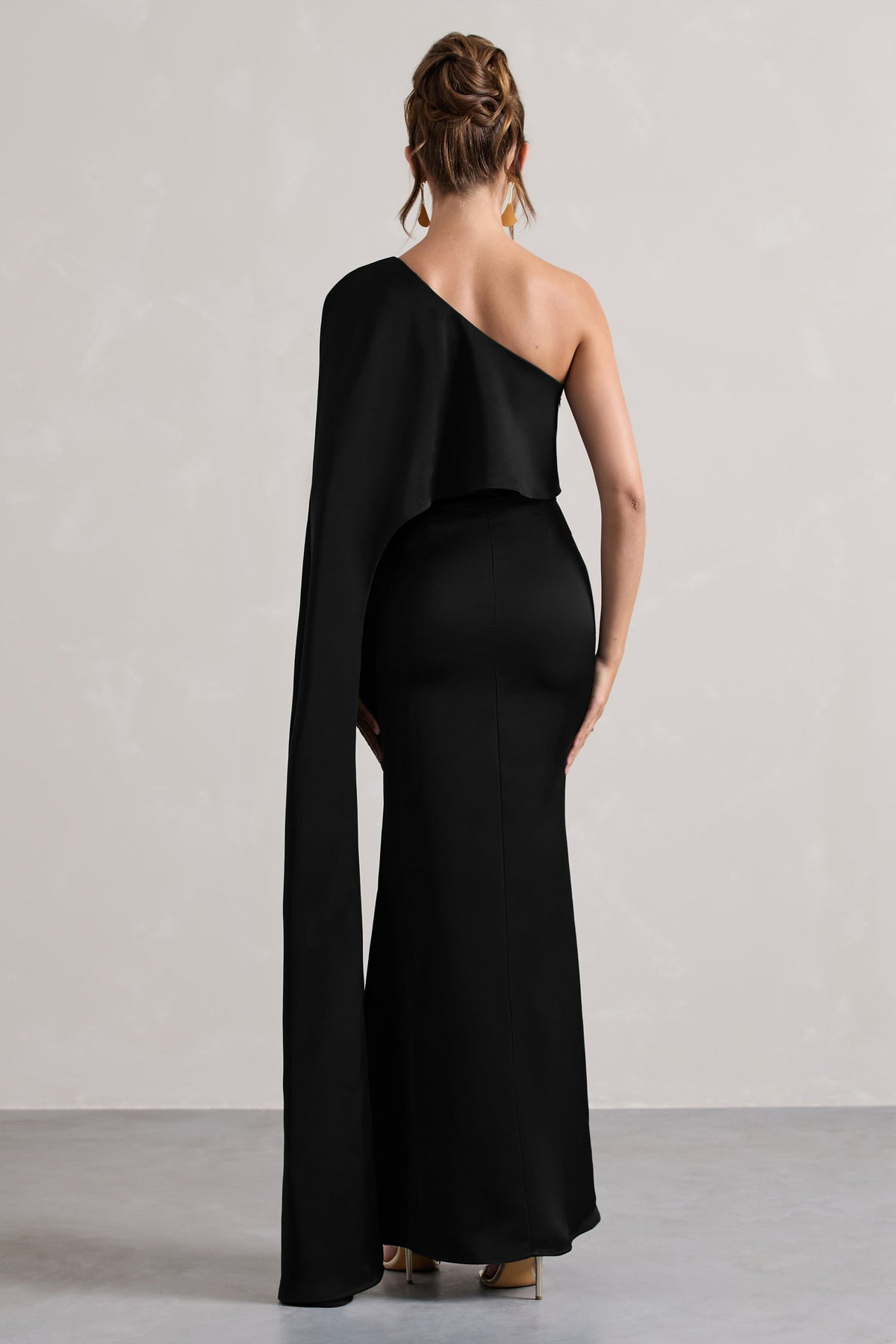 Amora | Robe Longue Fendue Asymétrique en Satin Noir à Manches Cape