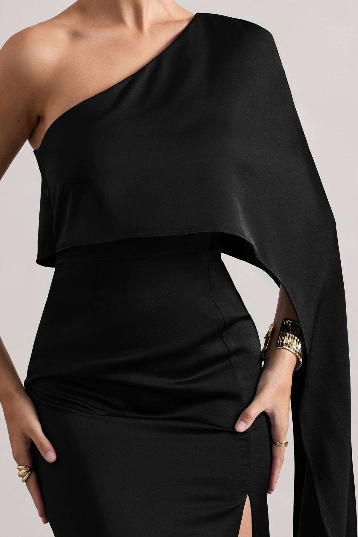 Amora | Robe Longue Fendue Asymétrique en Satin Noir à Manches Cape