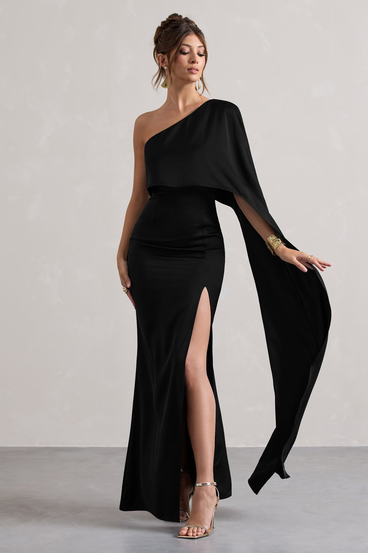 Amora | Robe Longue Fendue Asymétrique en Satin Noir à Manches Cape