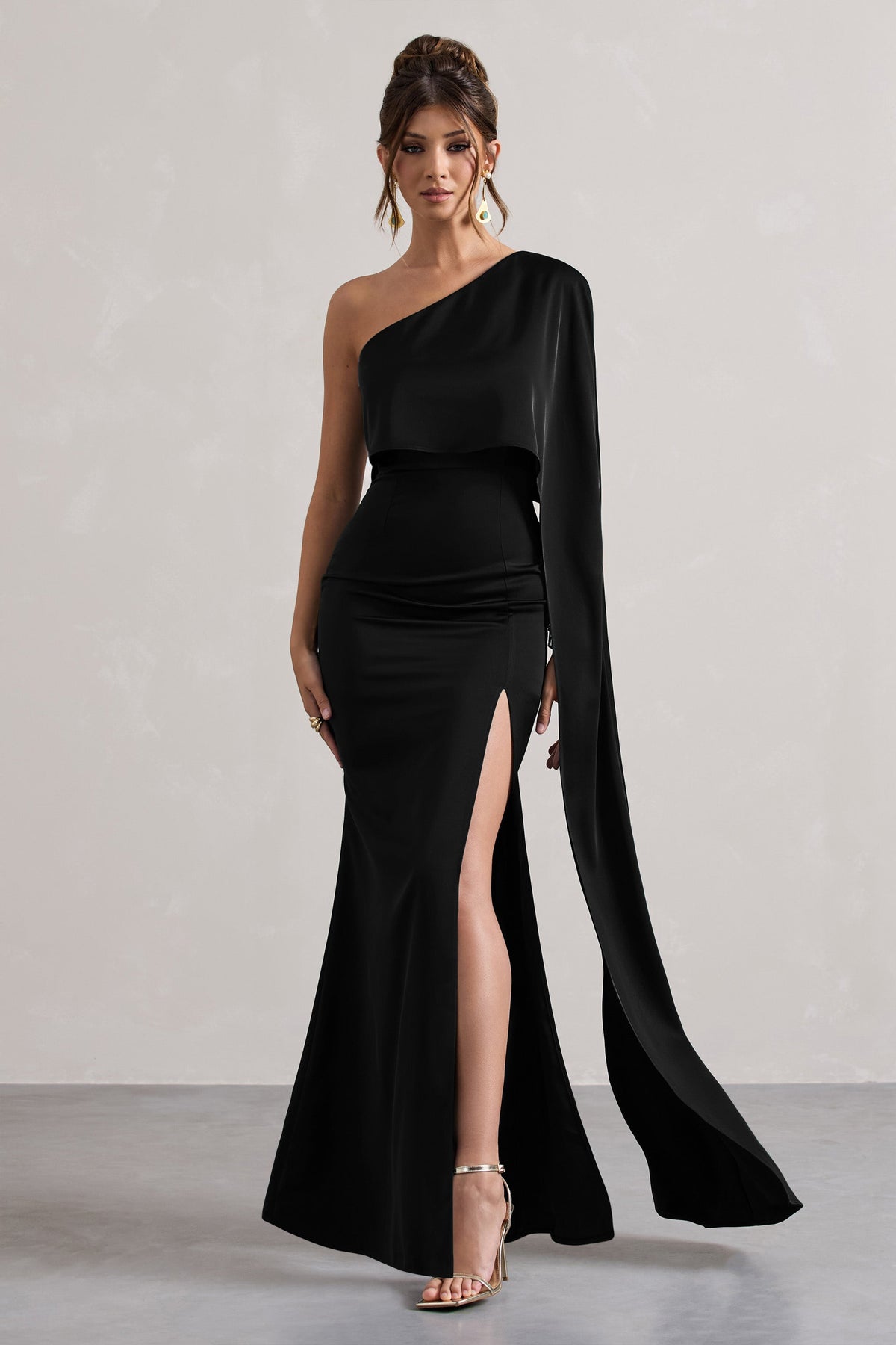 Amora | Robe Longue Fendue Asymétrique en Satin Noir à Manches Cape