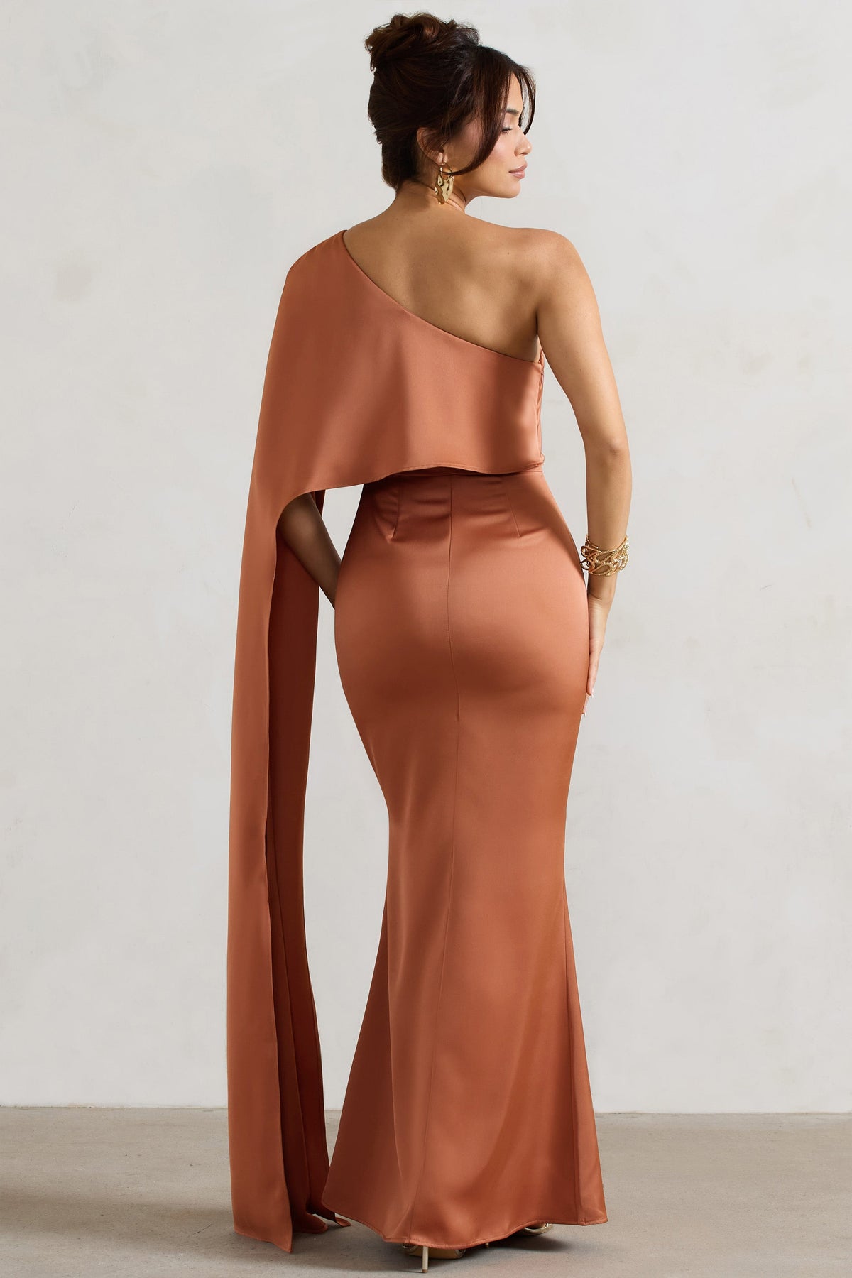 Amora | Robe longue asymétrique en satin rouille avec manche cape et fente