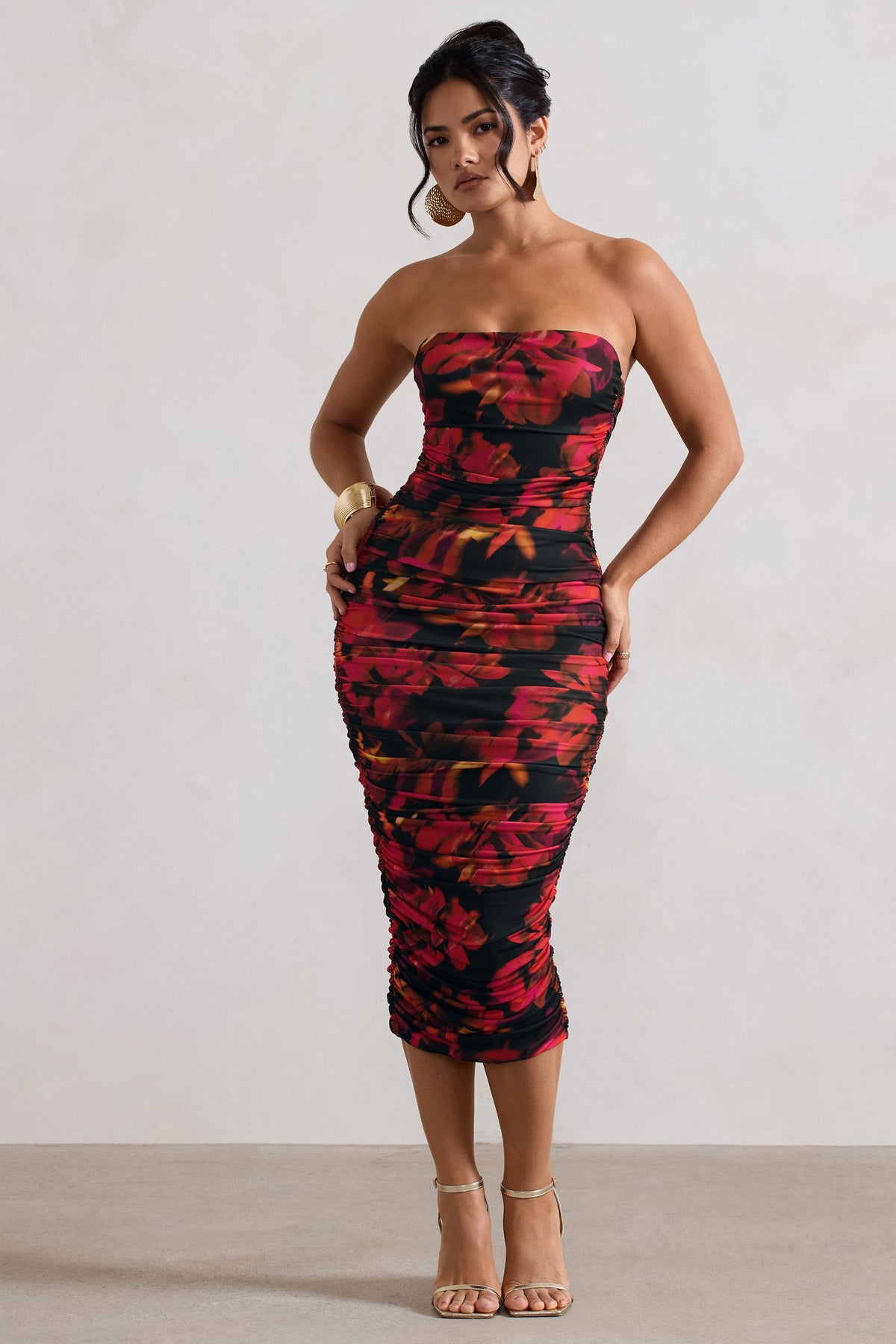 Inara | Robe mi-longue froncée sans bretelles à imprimé floral rouge