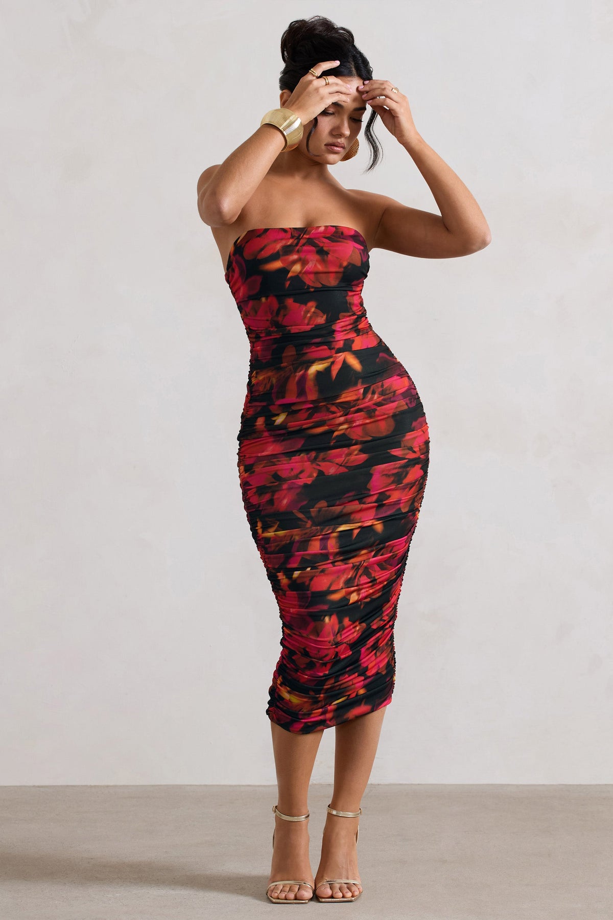 Inara | Robe mi-longue froncée sans bretelles à imprimé floral rouge