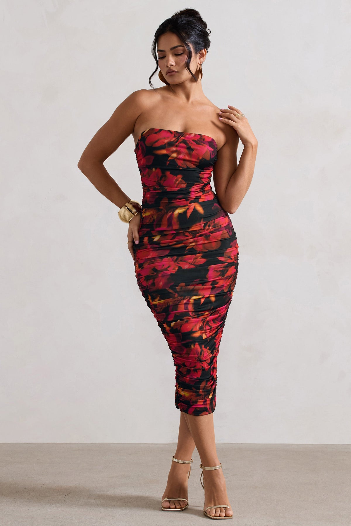 Inara | Robe mi-longue froncée sans bretelles à imprimé floral rouge