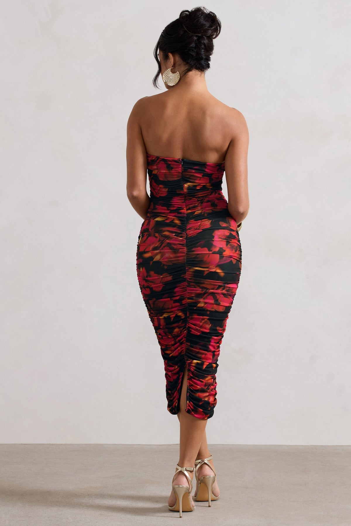 Inara | Robe mi-longue froncée sans bretelles à imprimé floral rouge