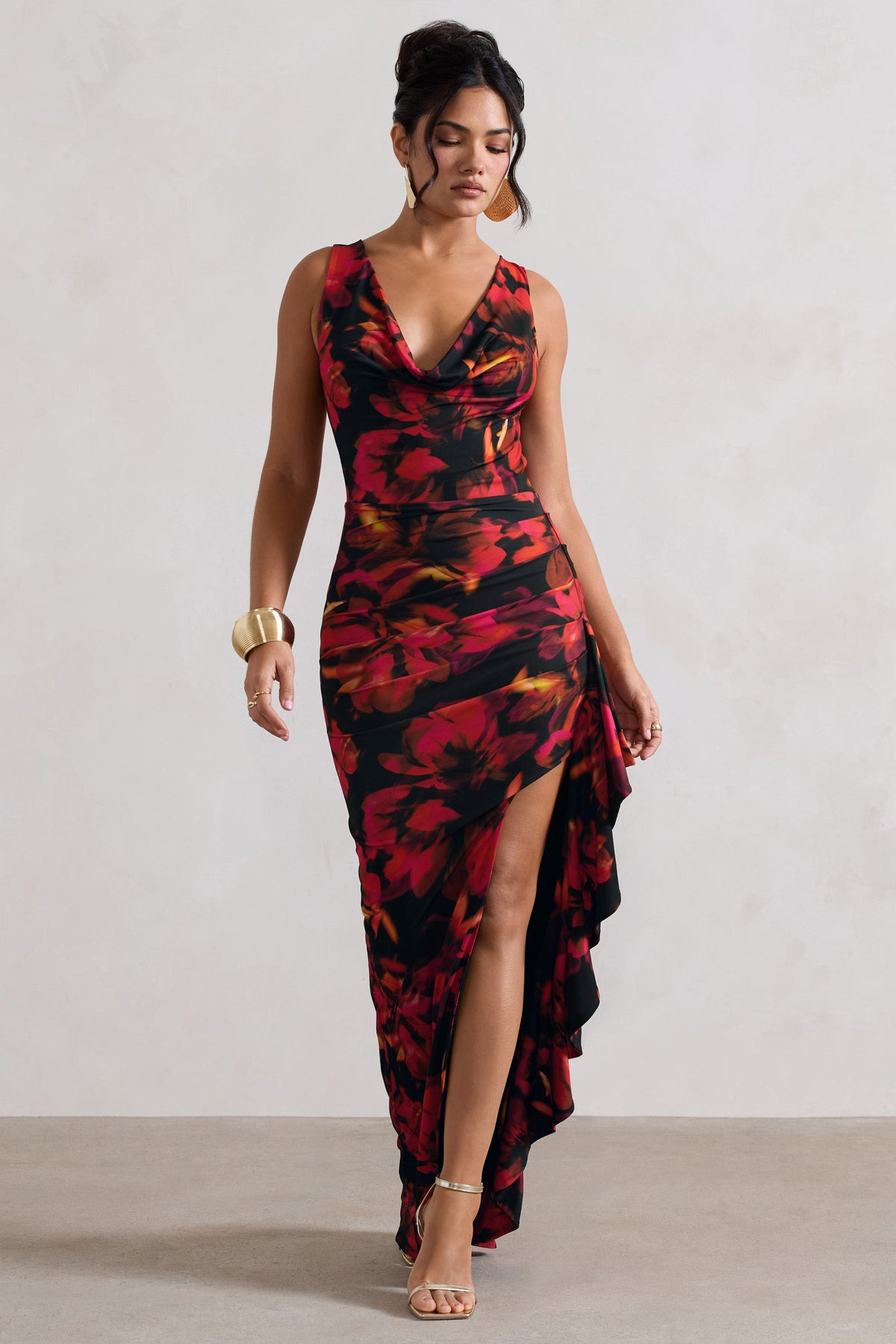 Kaida | Robe longue à imprimé floral rouge avec décolleté bénitier volants et fente.