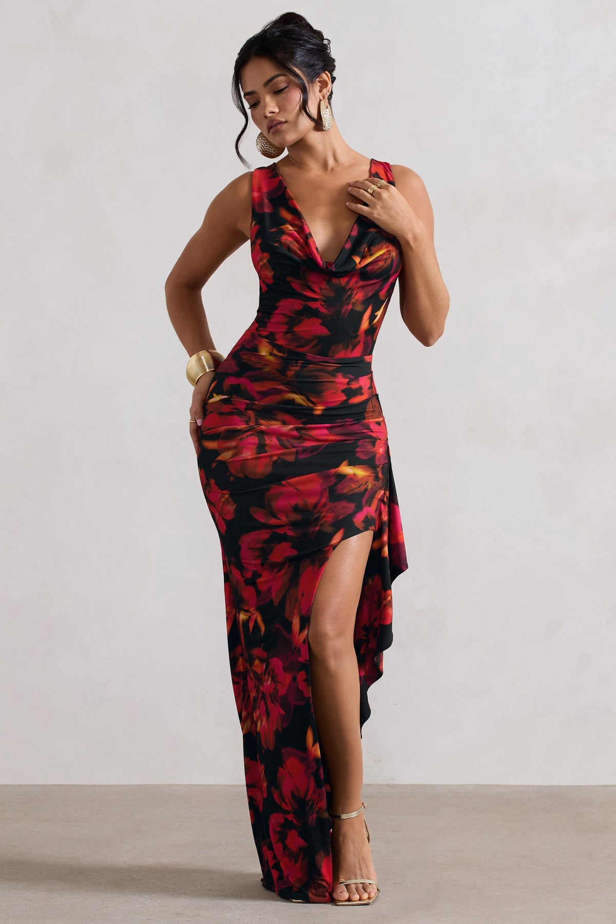 Kaida | Robe longue à imprimé floral rouge avec décolleté bénitier volants et fente.