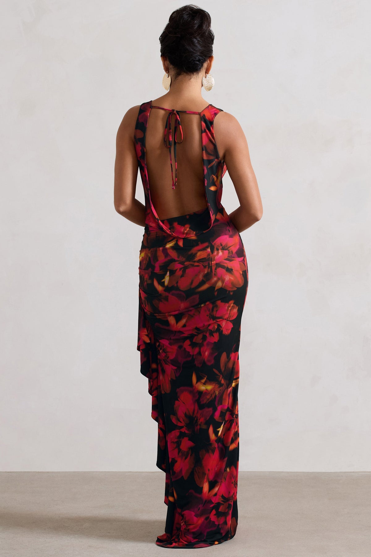 Kaida | Robe longue à imprimé floral rouge avec décolleté bénitier volants et fente.
