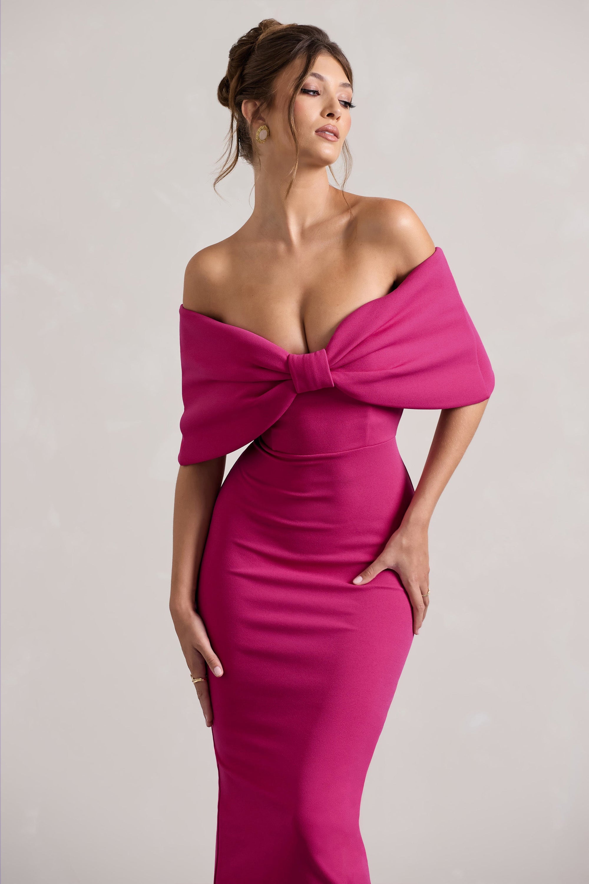Cornelia | Robe longue sans bretelles rose vif avec un nœud surdimentionné