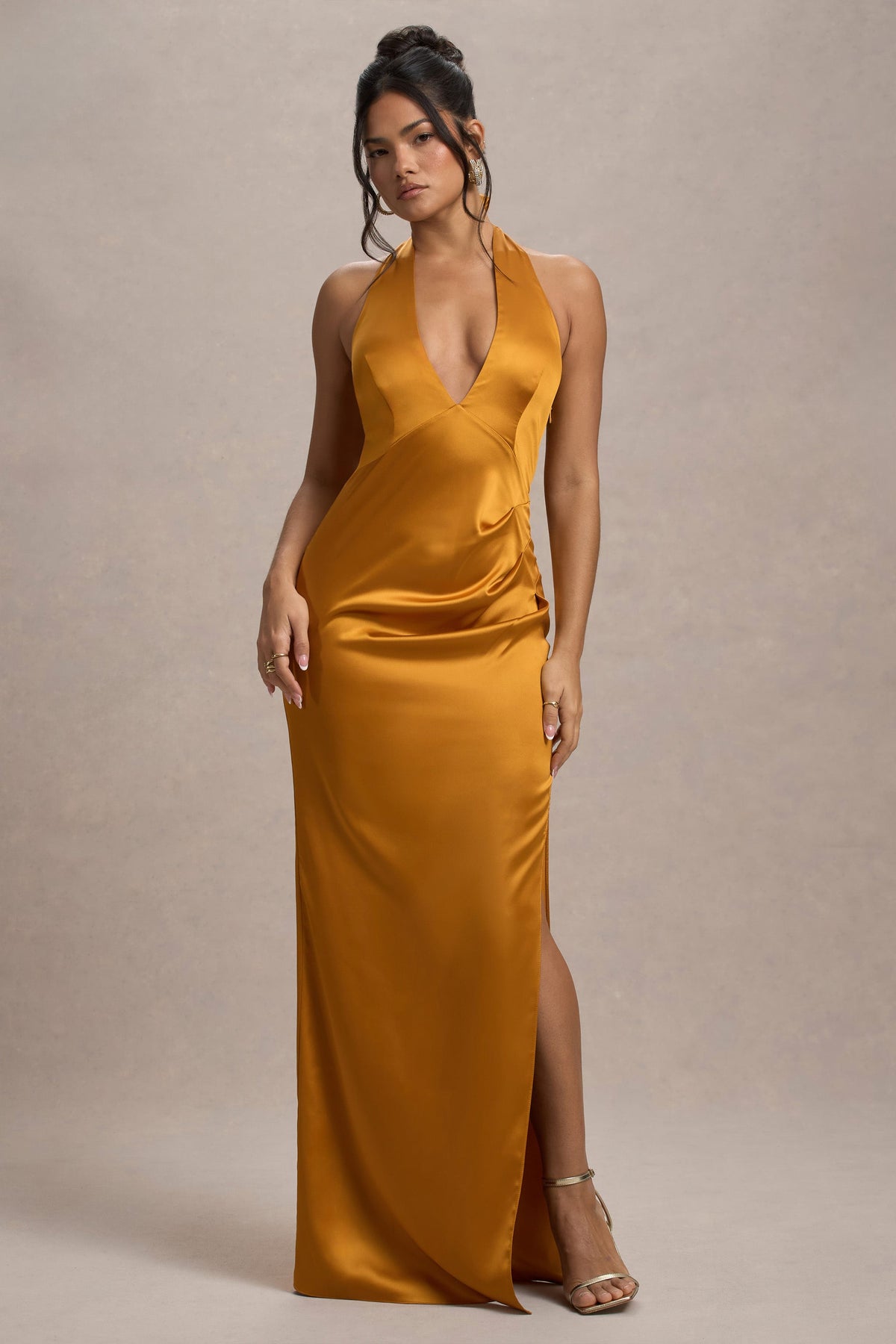 Inferno | Robe longue en satin rouille froncée à décolleté plongeant et fente