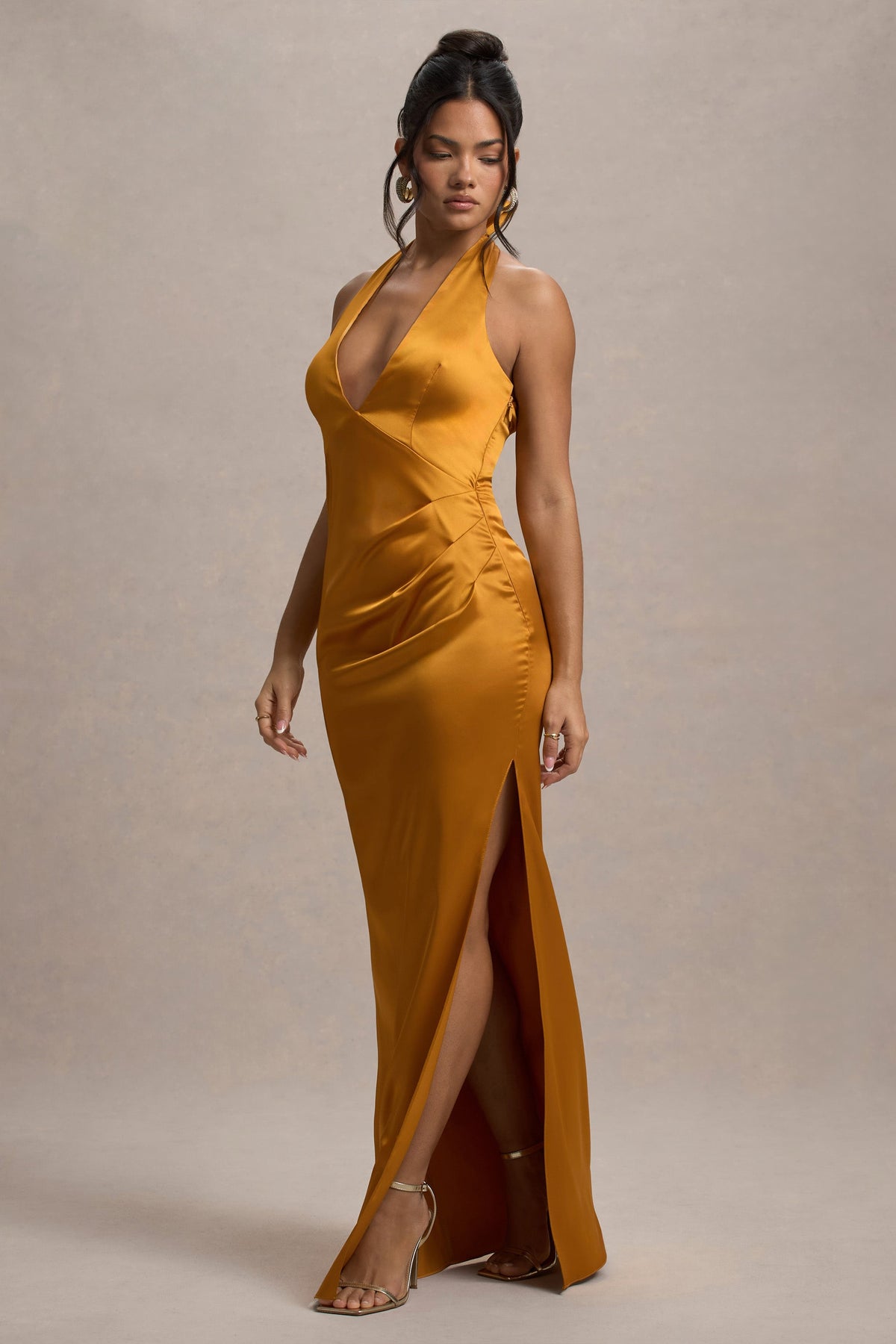 Inferno | Robe longue en satin rouille froncée à décolleté plongeant et fente