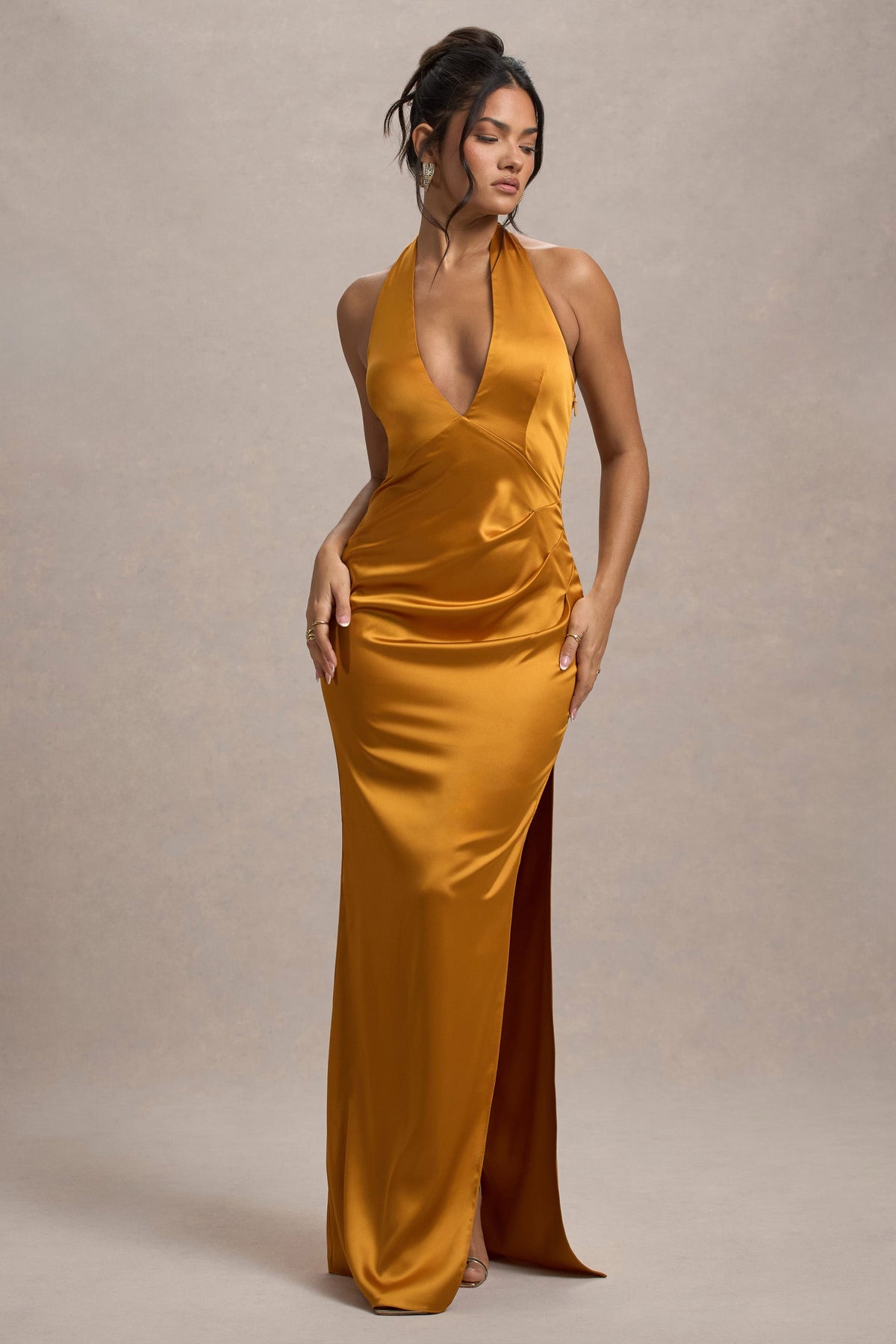 Inferno | Robe longue en satin rouille froncée à décolleté plongeant et fente