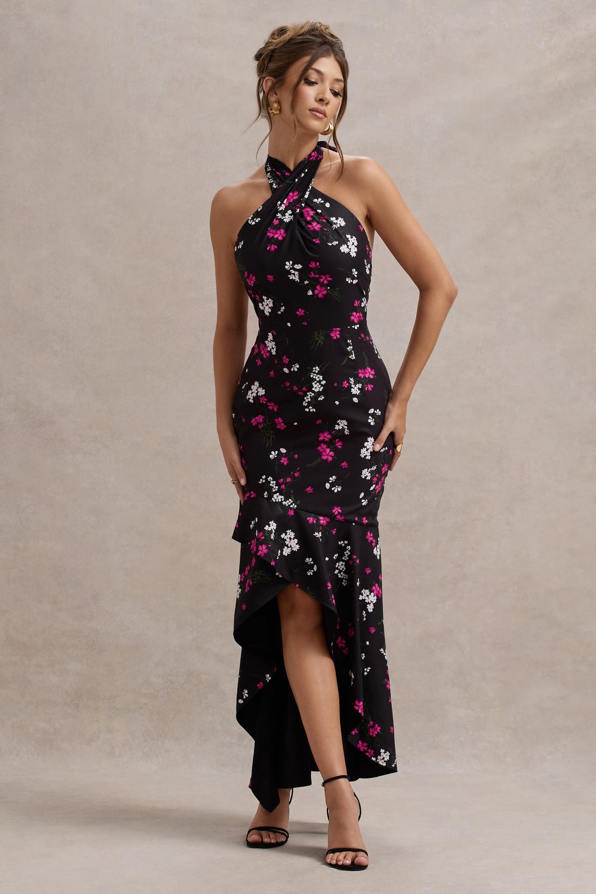 Melodia | Robe longue en satin noir à imprimé fleuri col licou et ourlet à volants