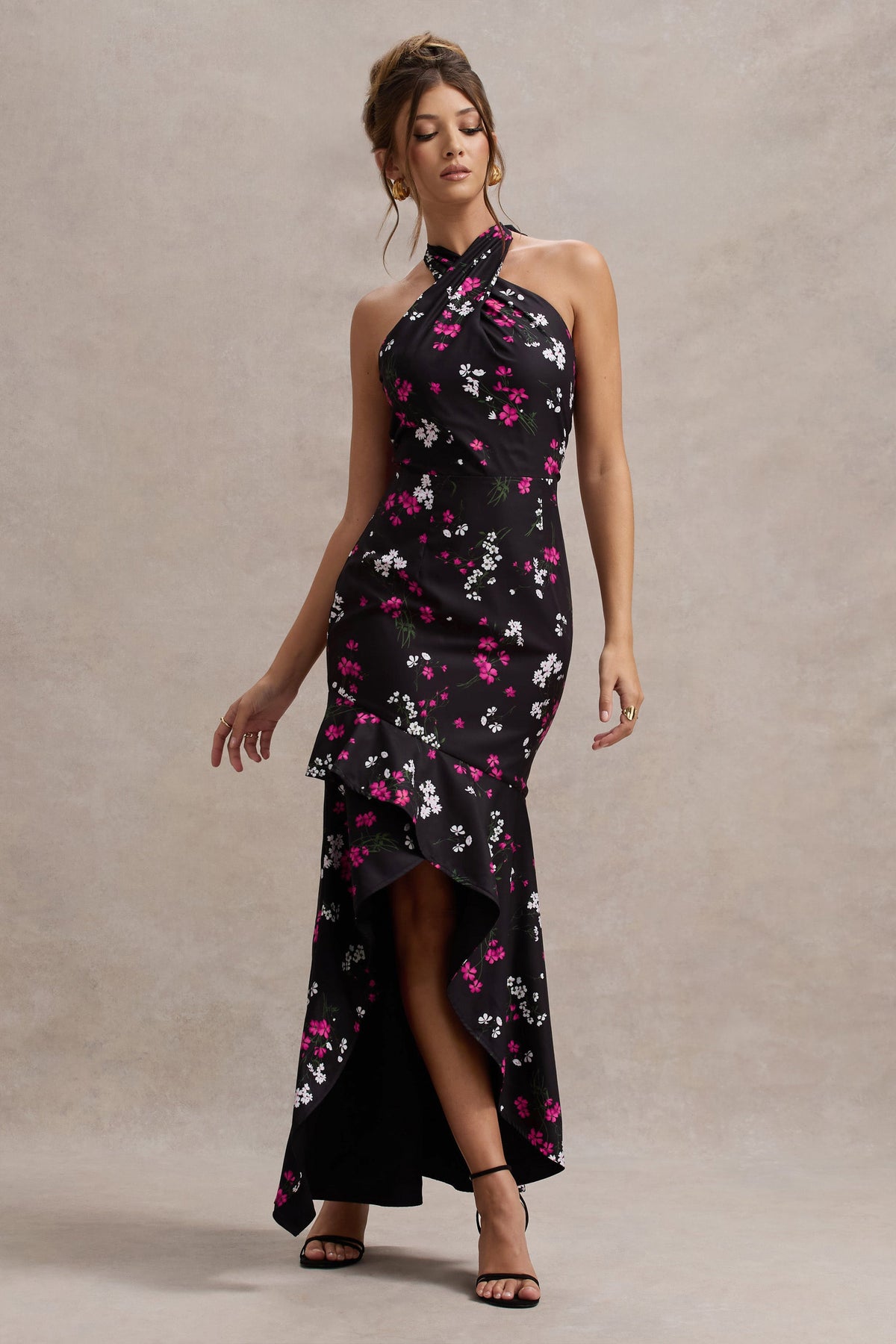 Melodia | Robe longue en satin noir à imprimé fleuri col licou et ourlet à volants