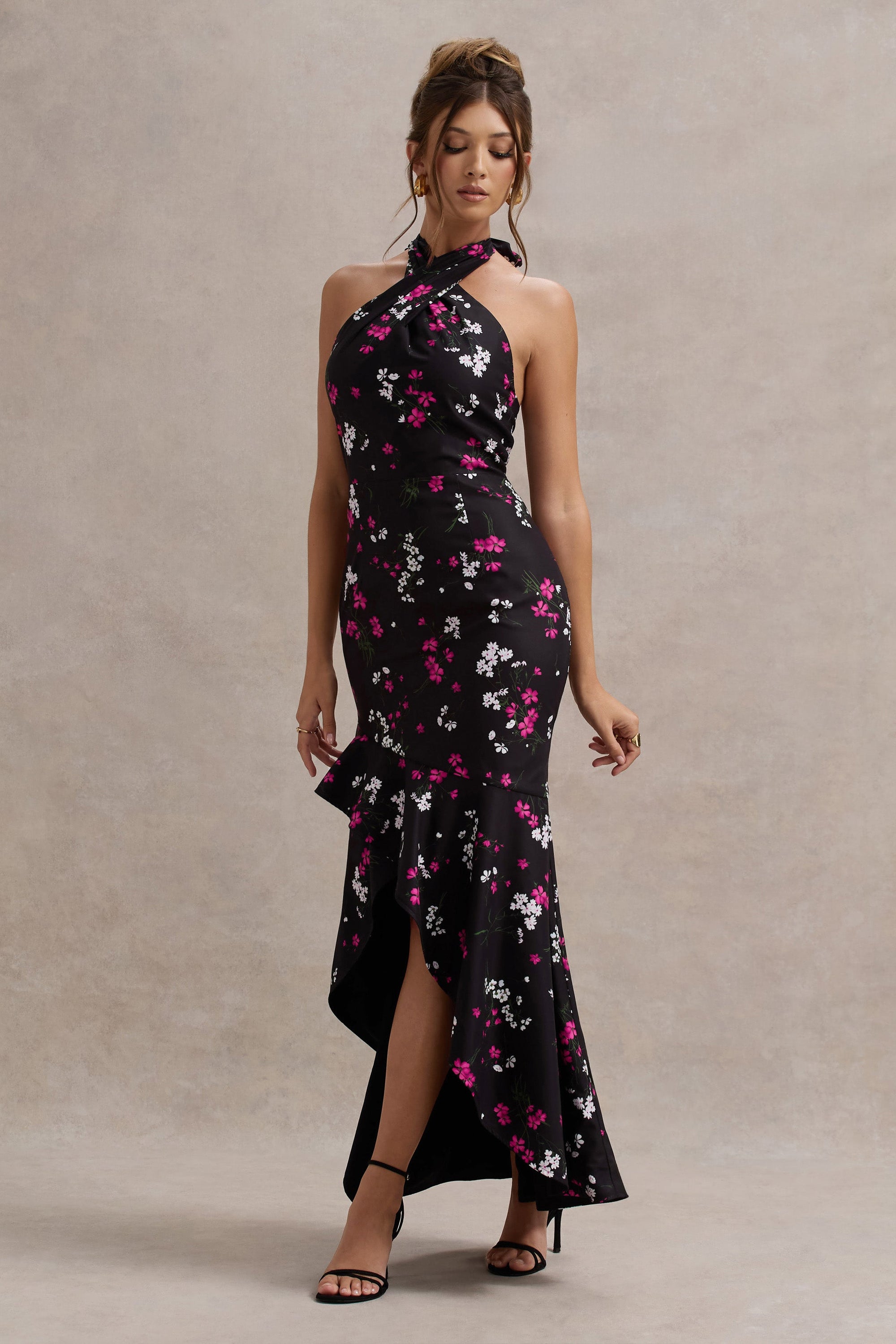Melodia | Robe longue en satin noir à imprimé fleuri col licou et ourlet à volants