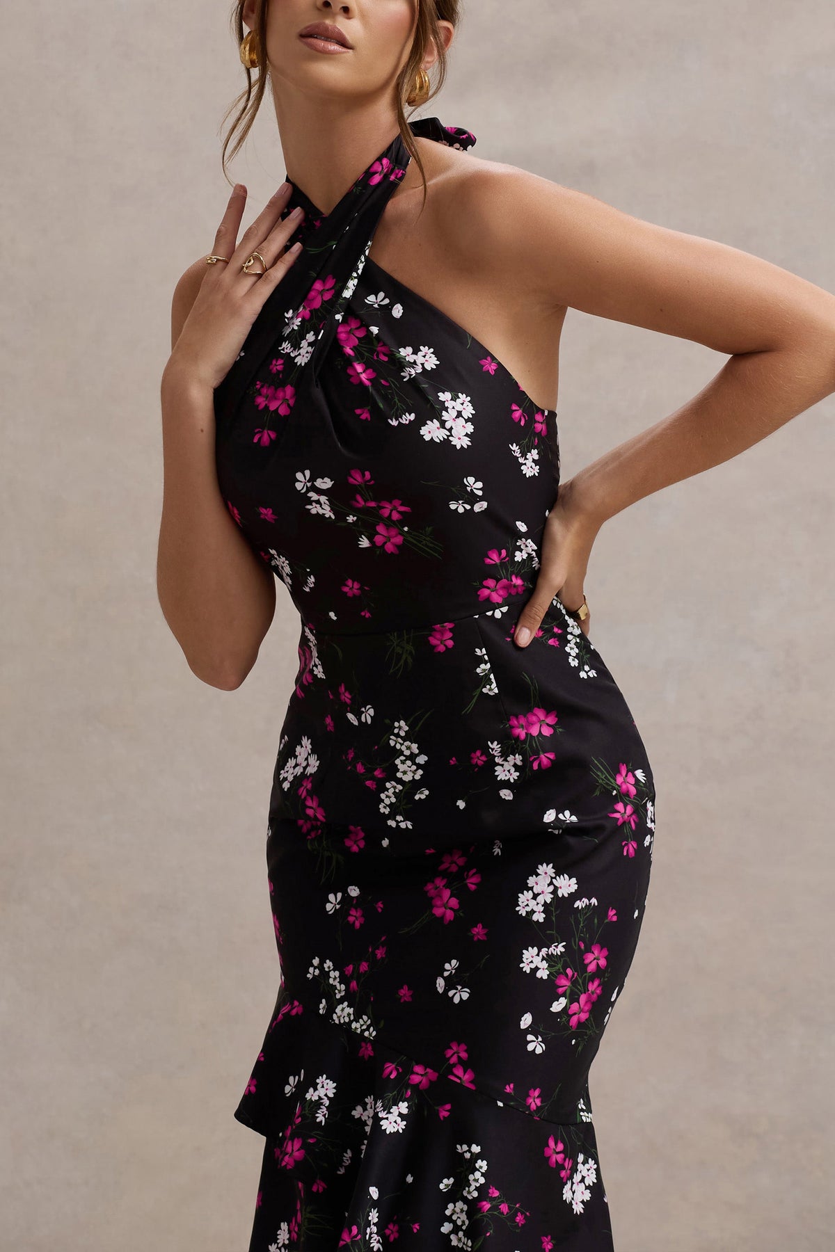 Melodia | Robe longue en satin noir à imprimé fleuri col licou et ourlet à volants