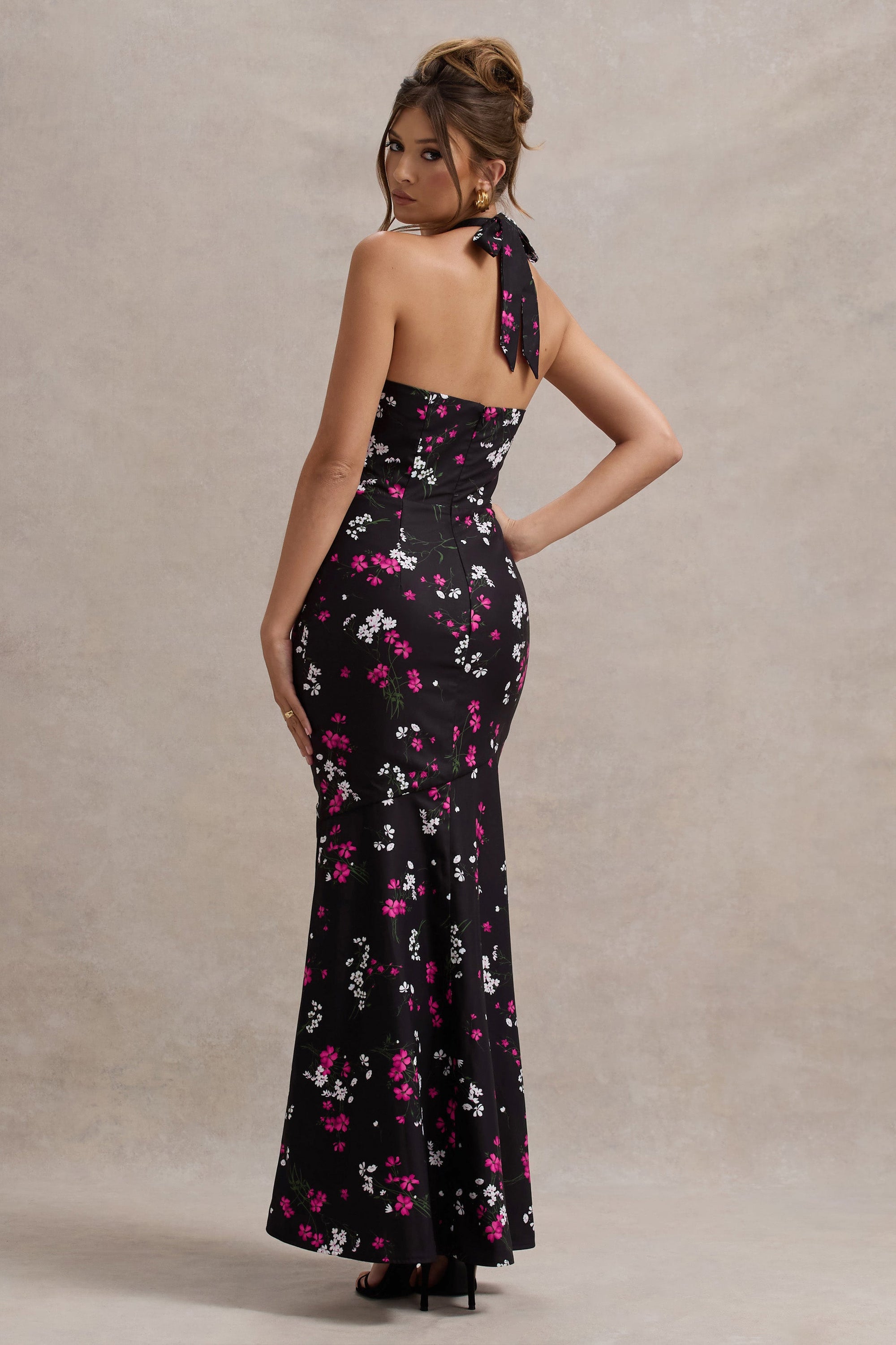 Melodia | Robe longue en satin noir à imprimé fleuri col licou et ourlet à volants