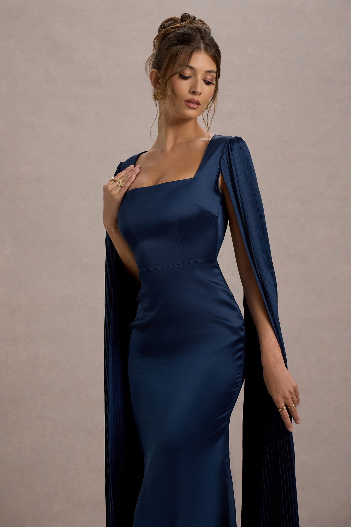 Nalda | Robe mi-longue bleu marine à encolure carrée et manches cape