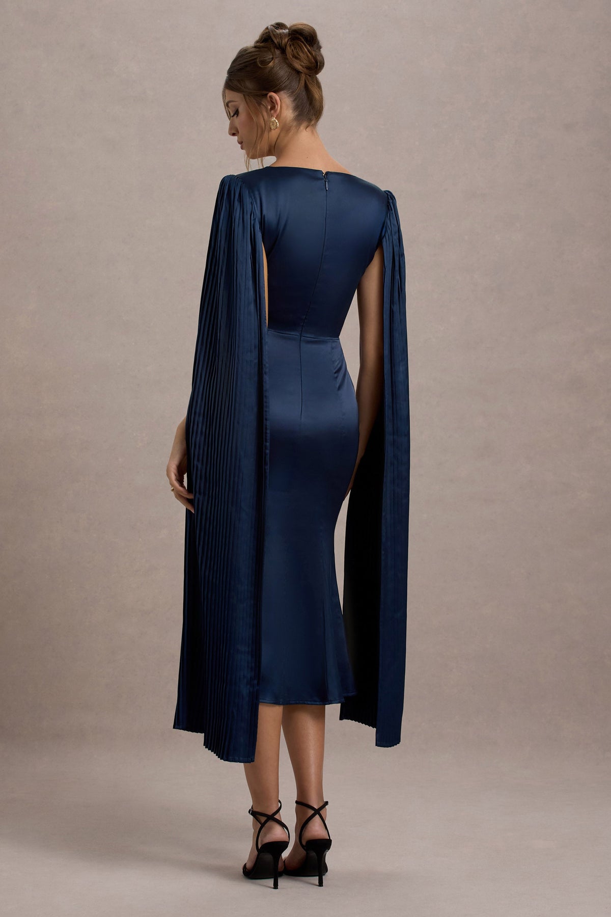 Nalda | Robe mi-longue bleu marine à encolure carrée et manches cape
