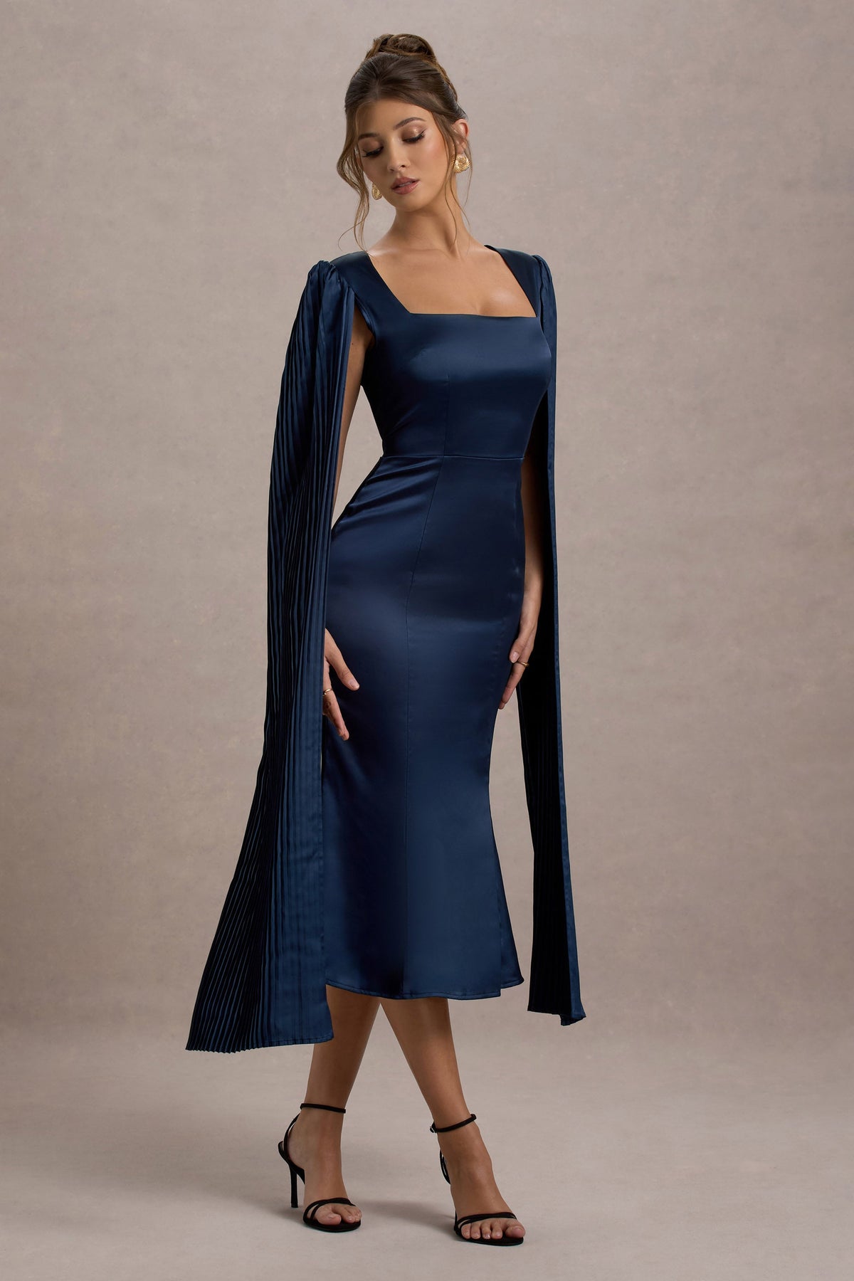 Nalda | Robe mi-longue bleu marine à encolure carrée et manches cape