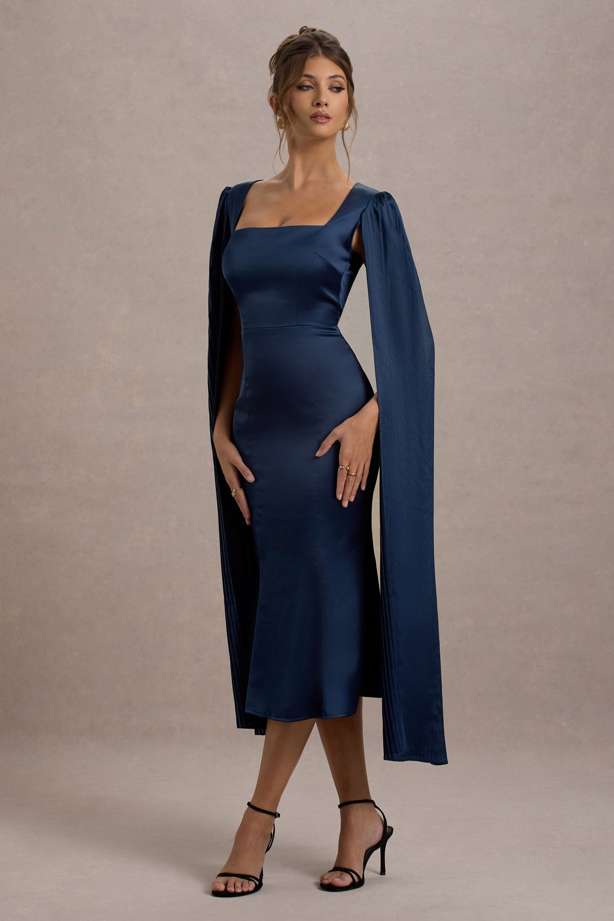 Nalda | Robe mi-longue bleu marine à encolure carrée et manches cape