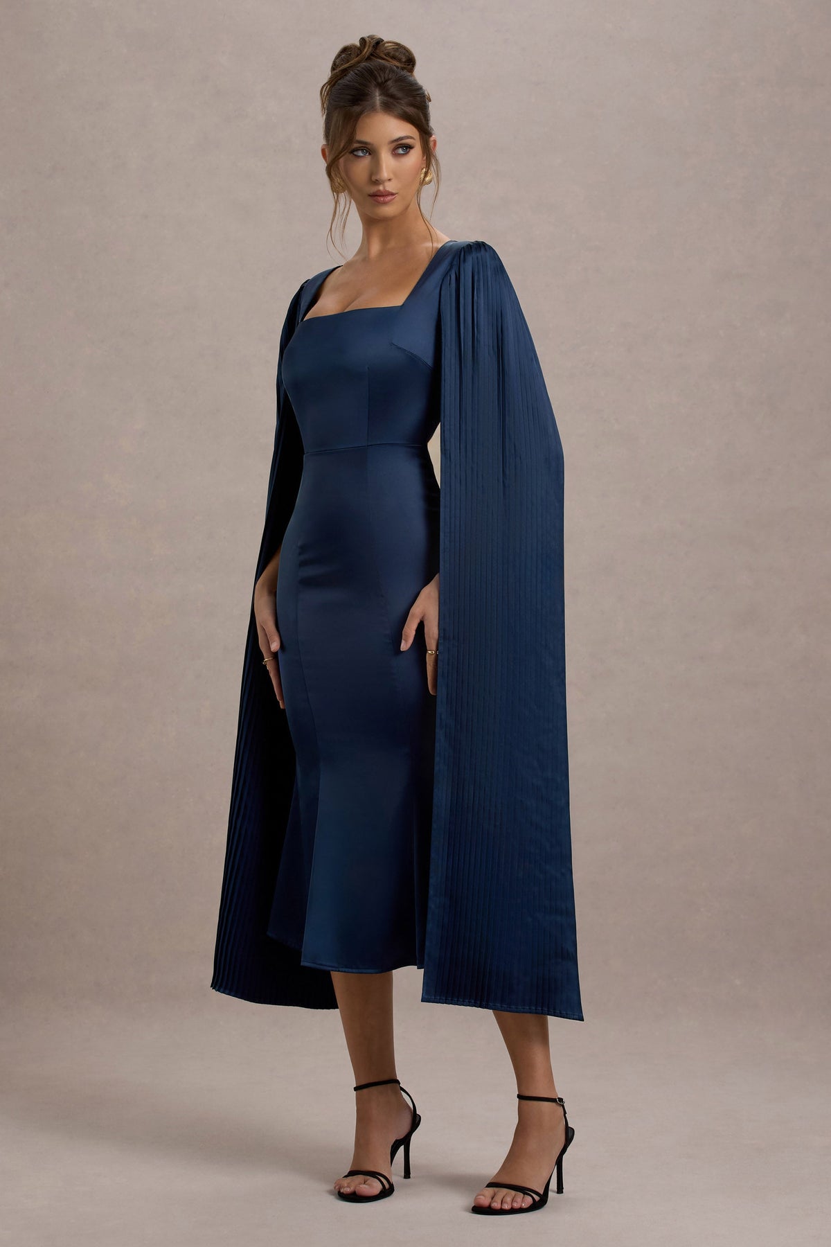 Nalda | Robe mi-longue bleu marine à encolure carrée et manches cape