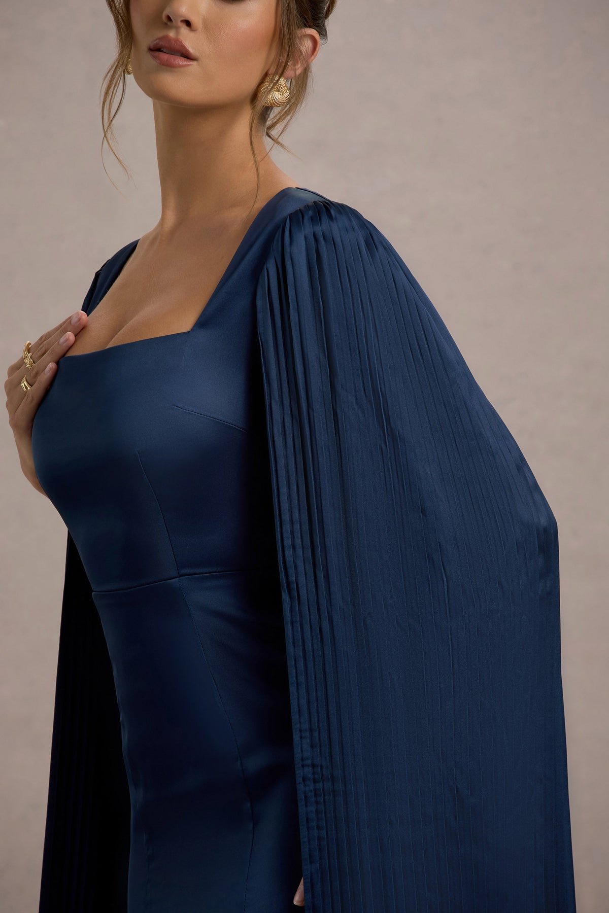 Nalda | Robe mi-longue bleu marine à encolure carrée et manches cape