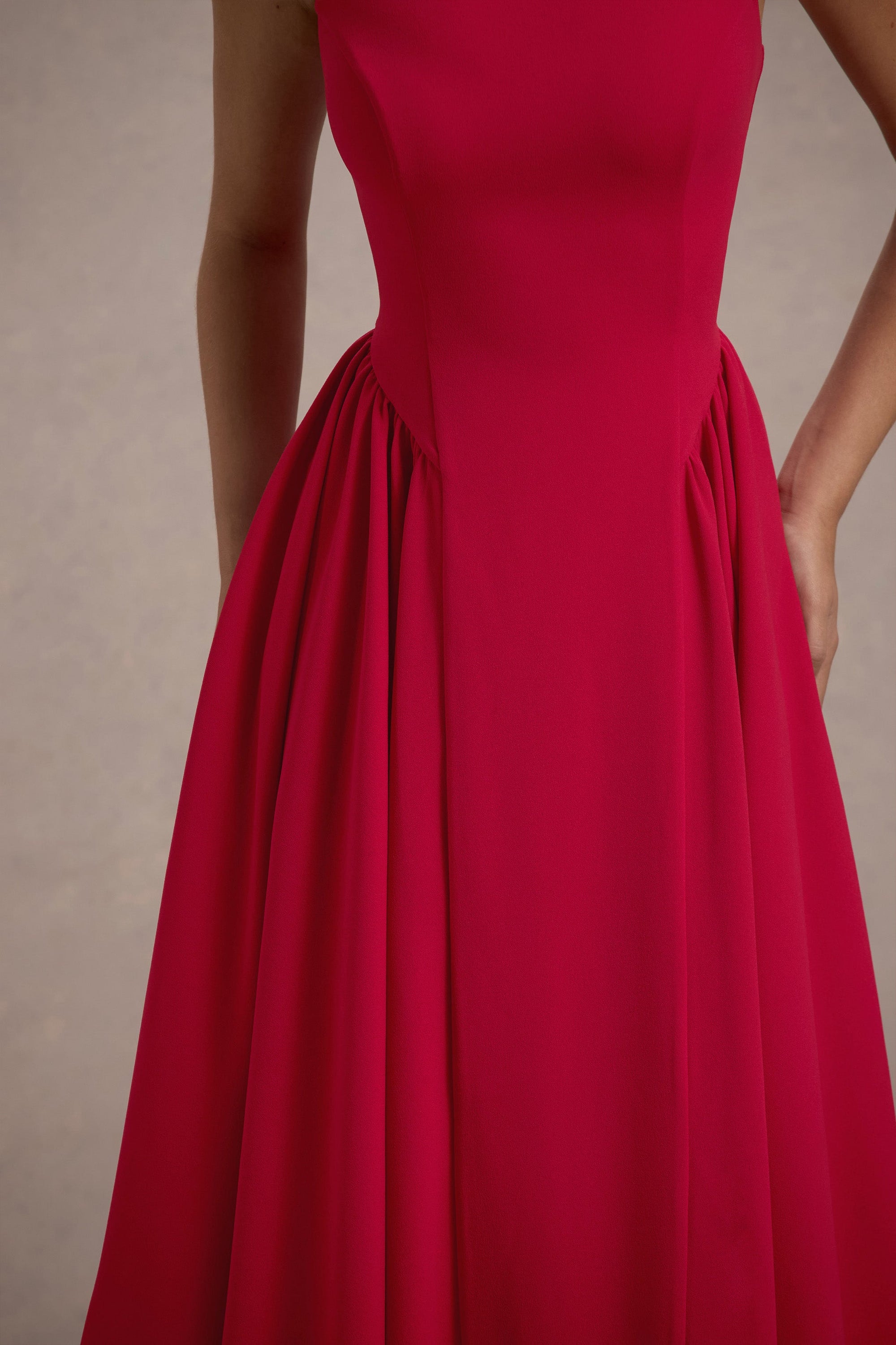 Muriel | Robe mi-Longue rouge à encolure bateau et ourlet volumineux