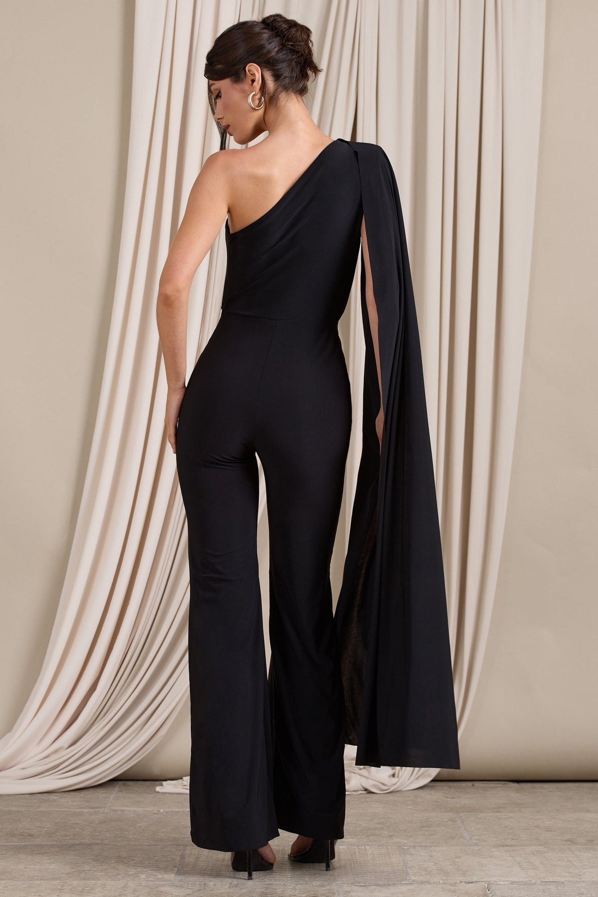 Aurora | Combinaison noire à manche cape asymétrique