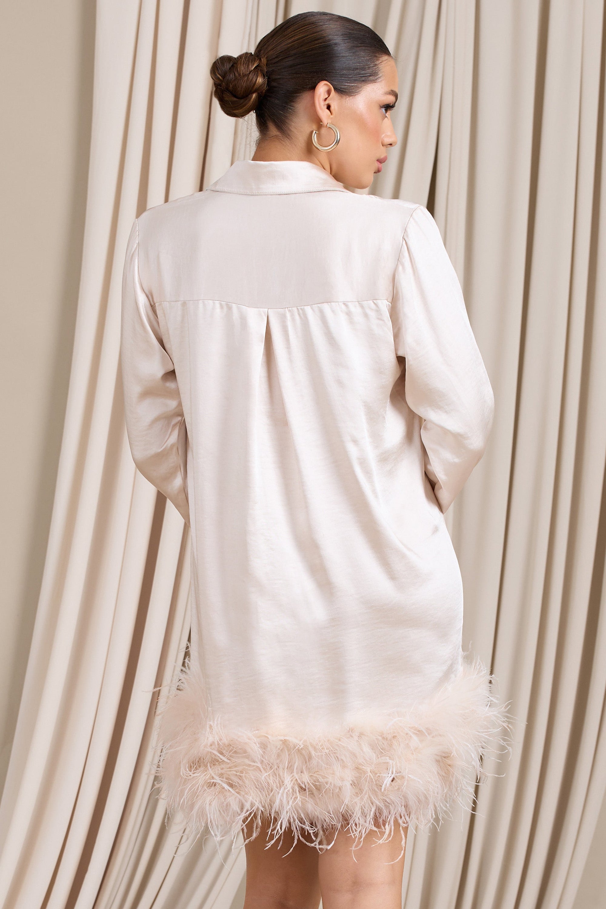 Step It Up | Mini-robe chemise ivoire en satin avec bordure en plumes