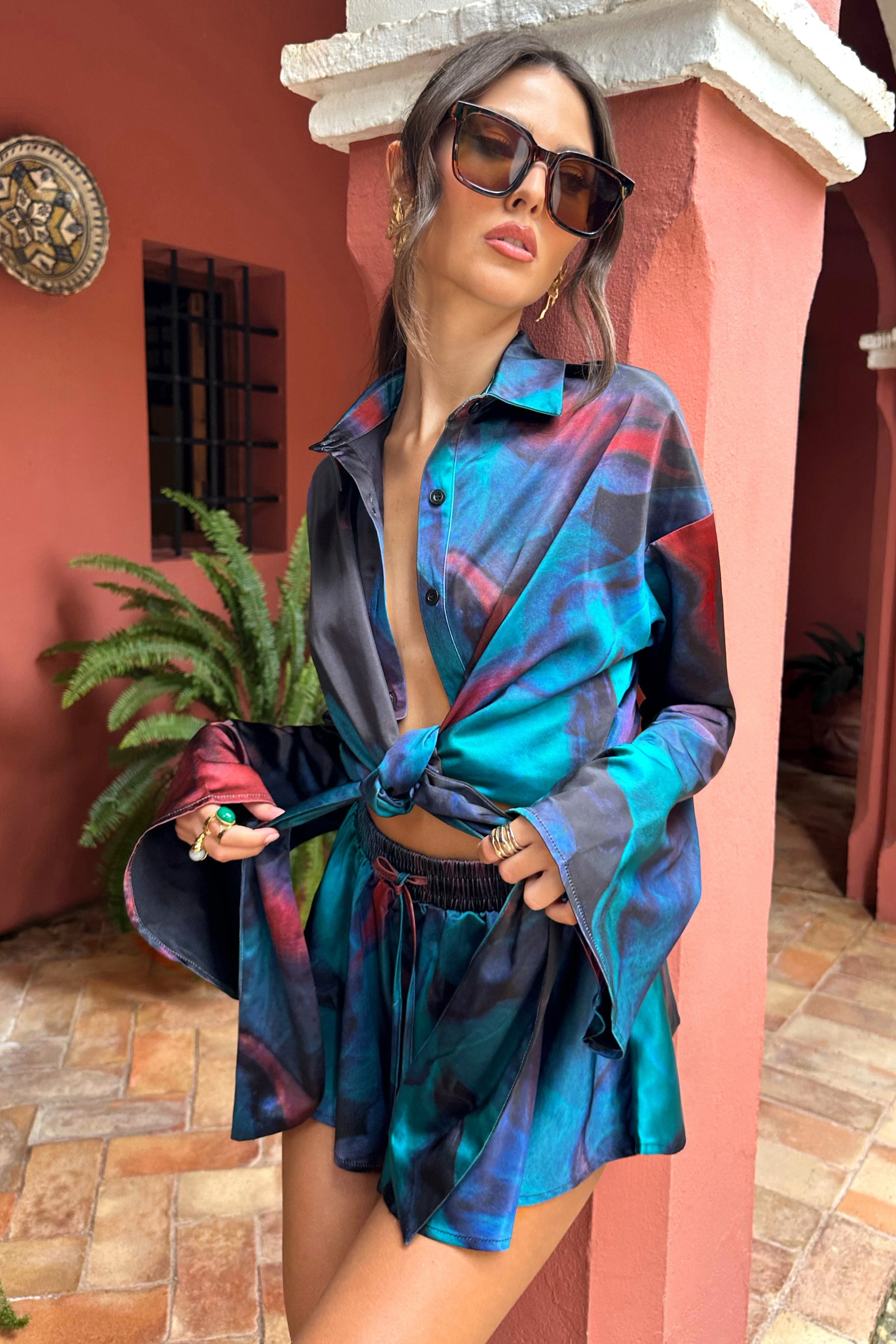 Marisela | Chemise crop top en satin imprimé bleu  à manches longues