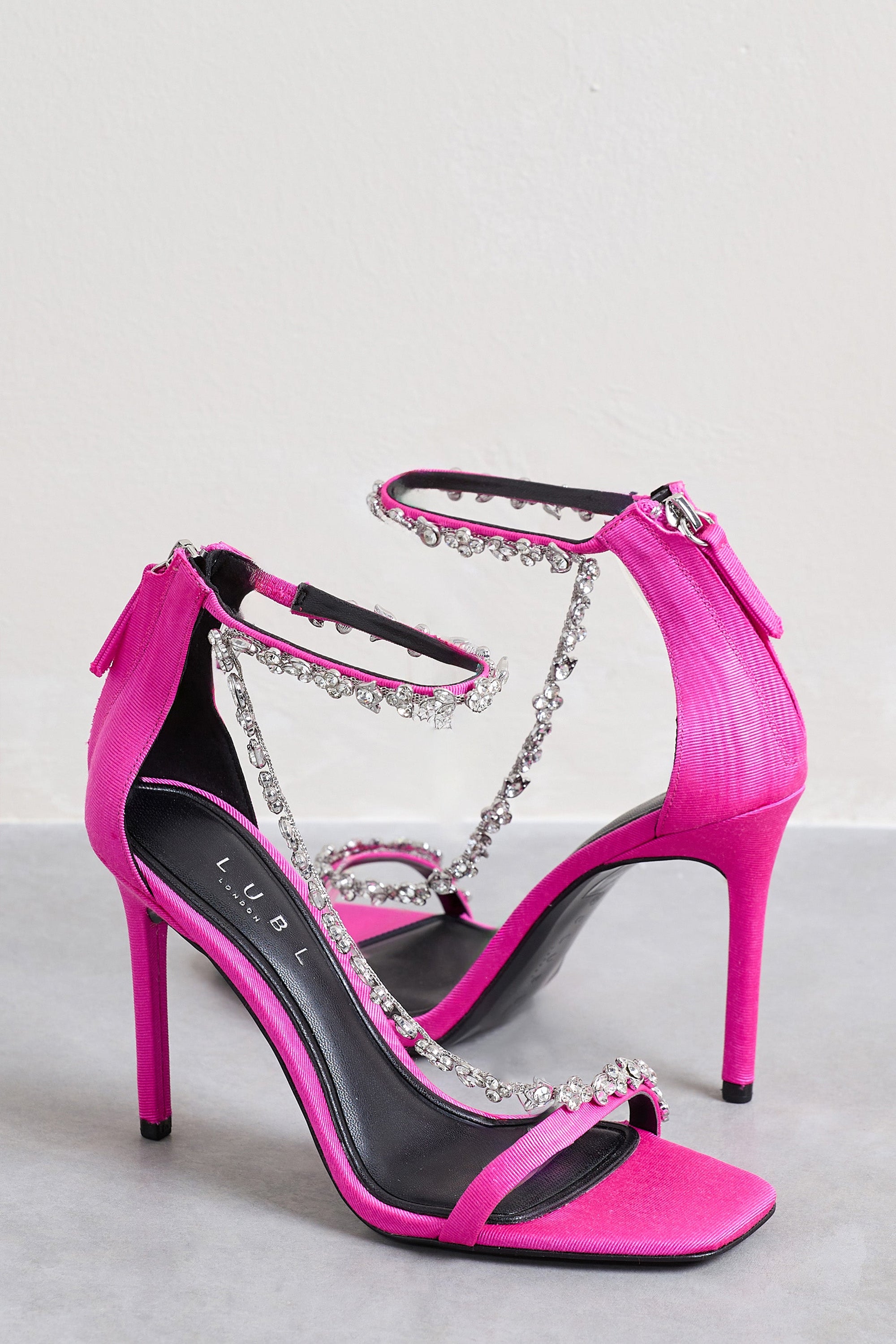 Oh Please | Sandales roses à talons et chaine en diamants