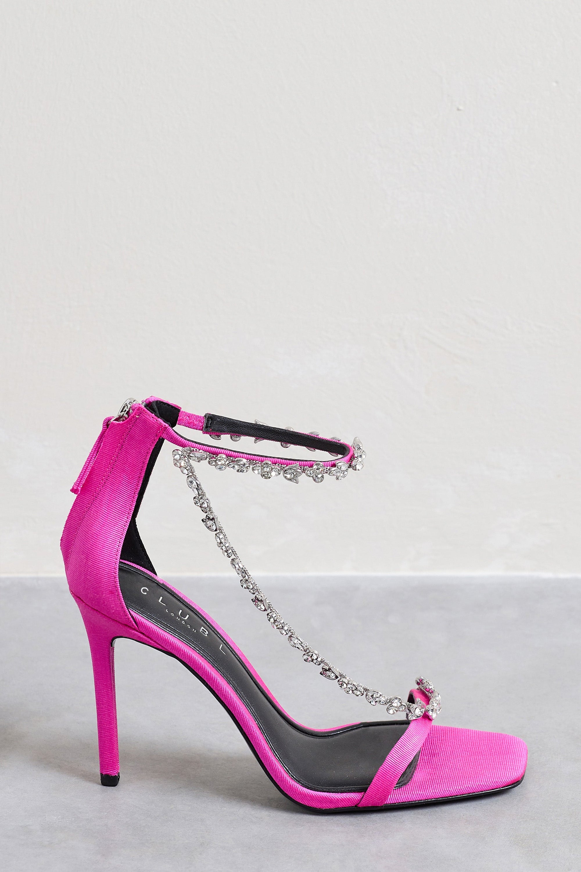 Oh Please | Sandales roses à talons et chaine en diamants