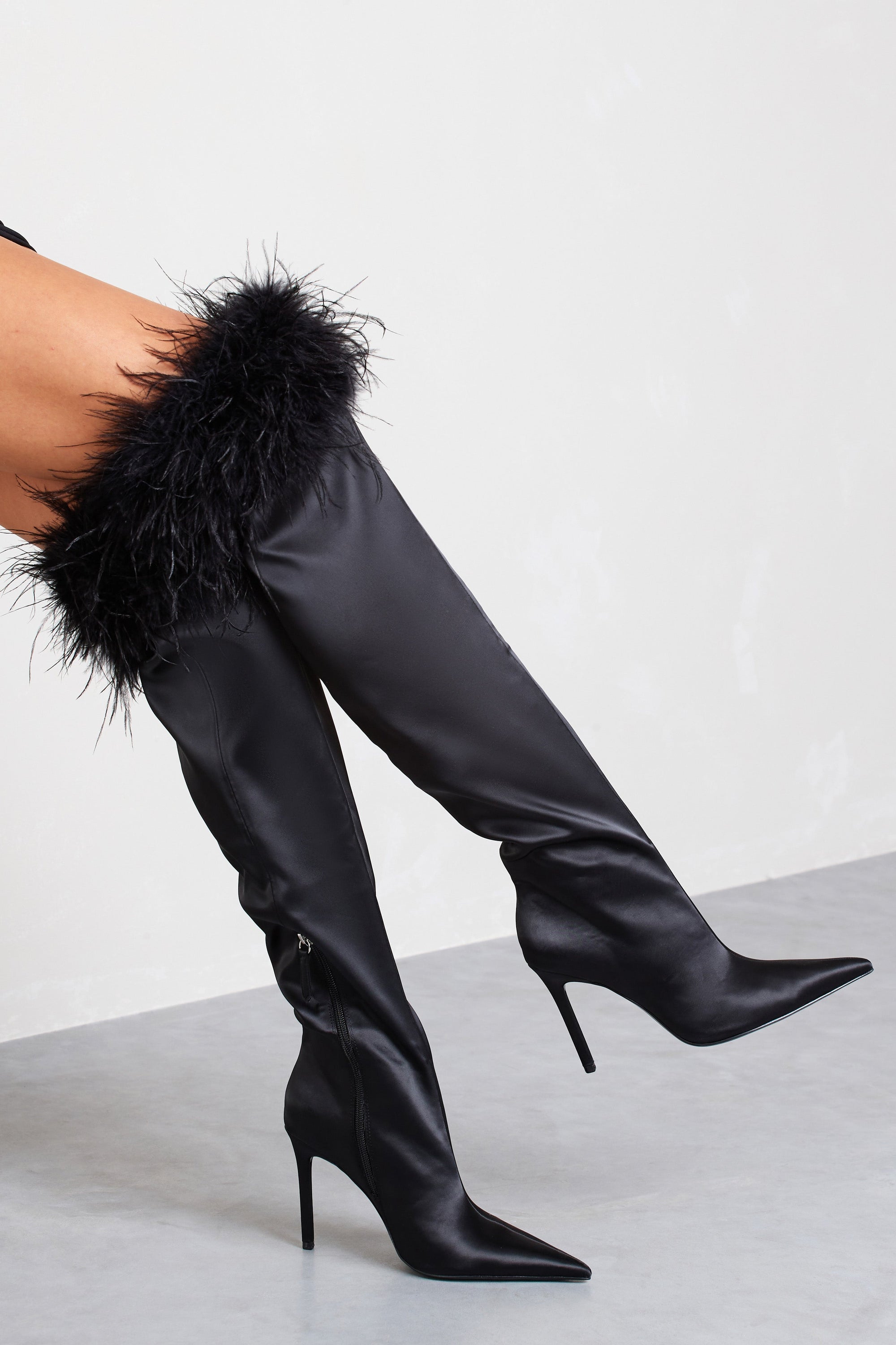 Soho | Bottes noires en satin à bouts pointus et bordure de plumes