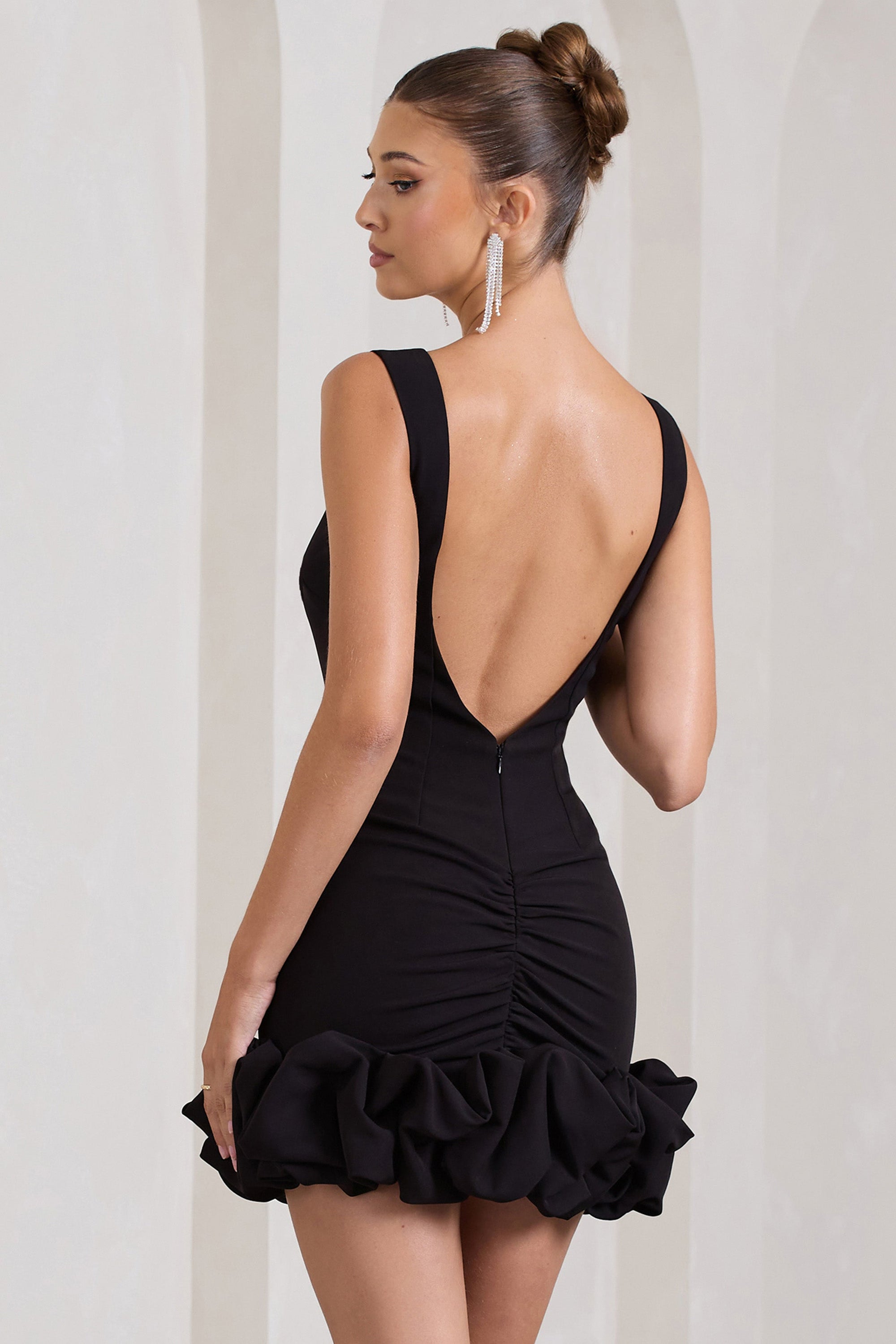 Lucy | Mini-robe noir à bretelles et longueur en cascade