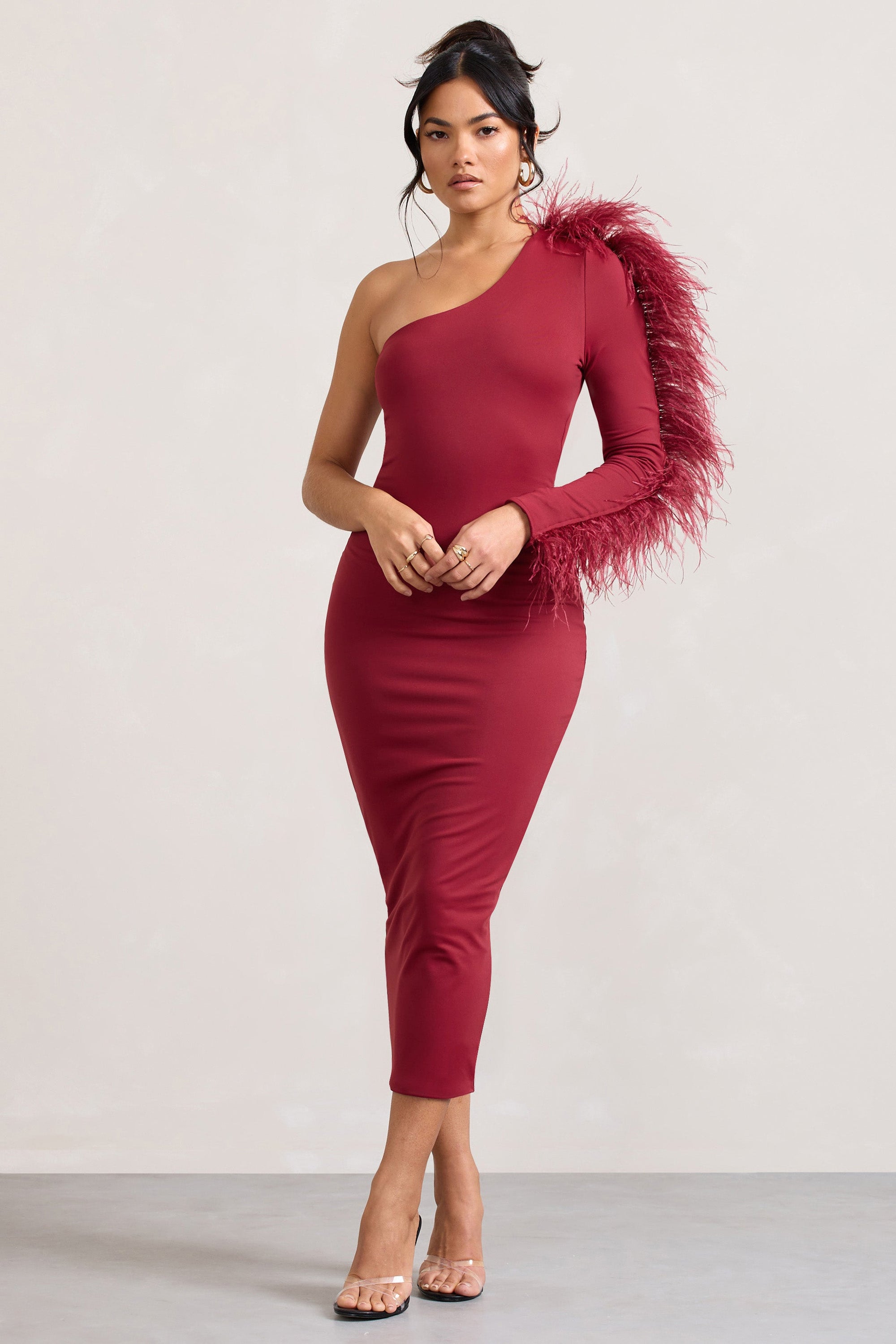 Wild One | Robe mi-longue moulante rouge bordeaux à une épaule avec manches bordée de plumes