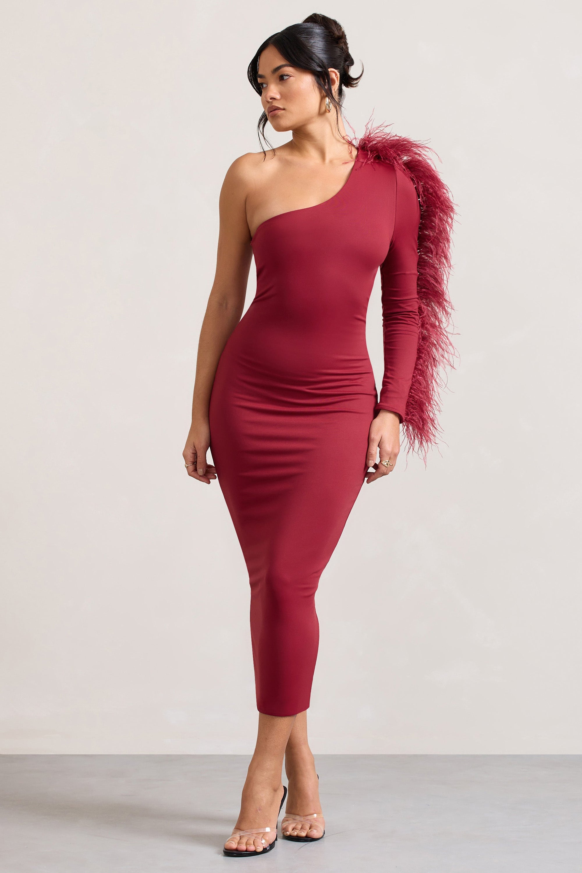 Wild One | Robe mi-longue moulante rouge bordeaux à une épaule avec manches bordée de plumes