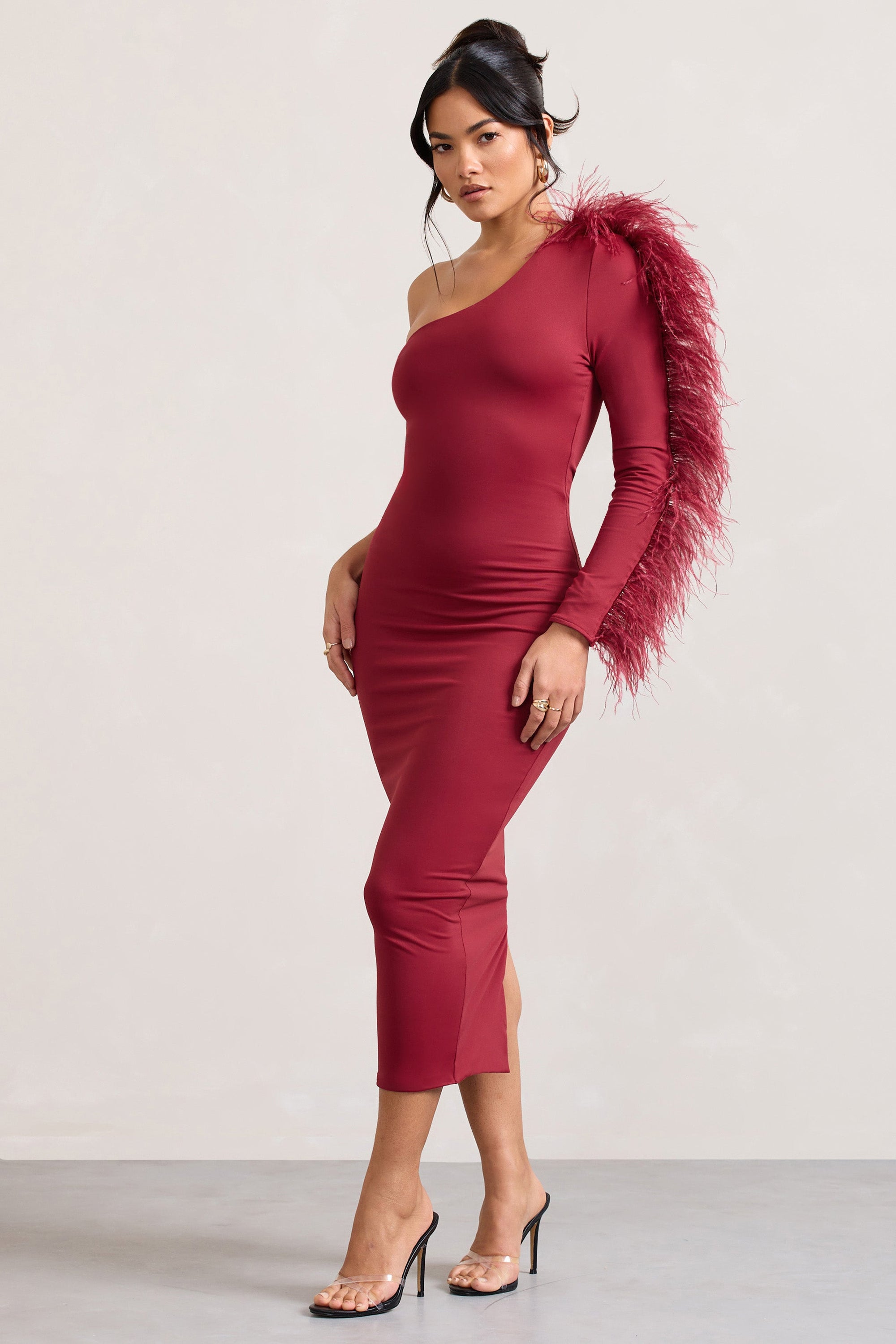 Wild One | Robe mi-longue moulante rouge bordeaux à une épaule avec manches bordée de plumes