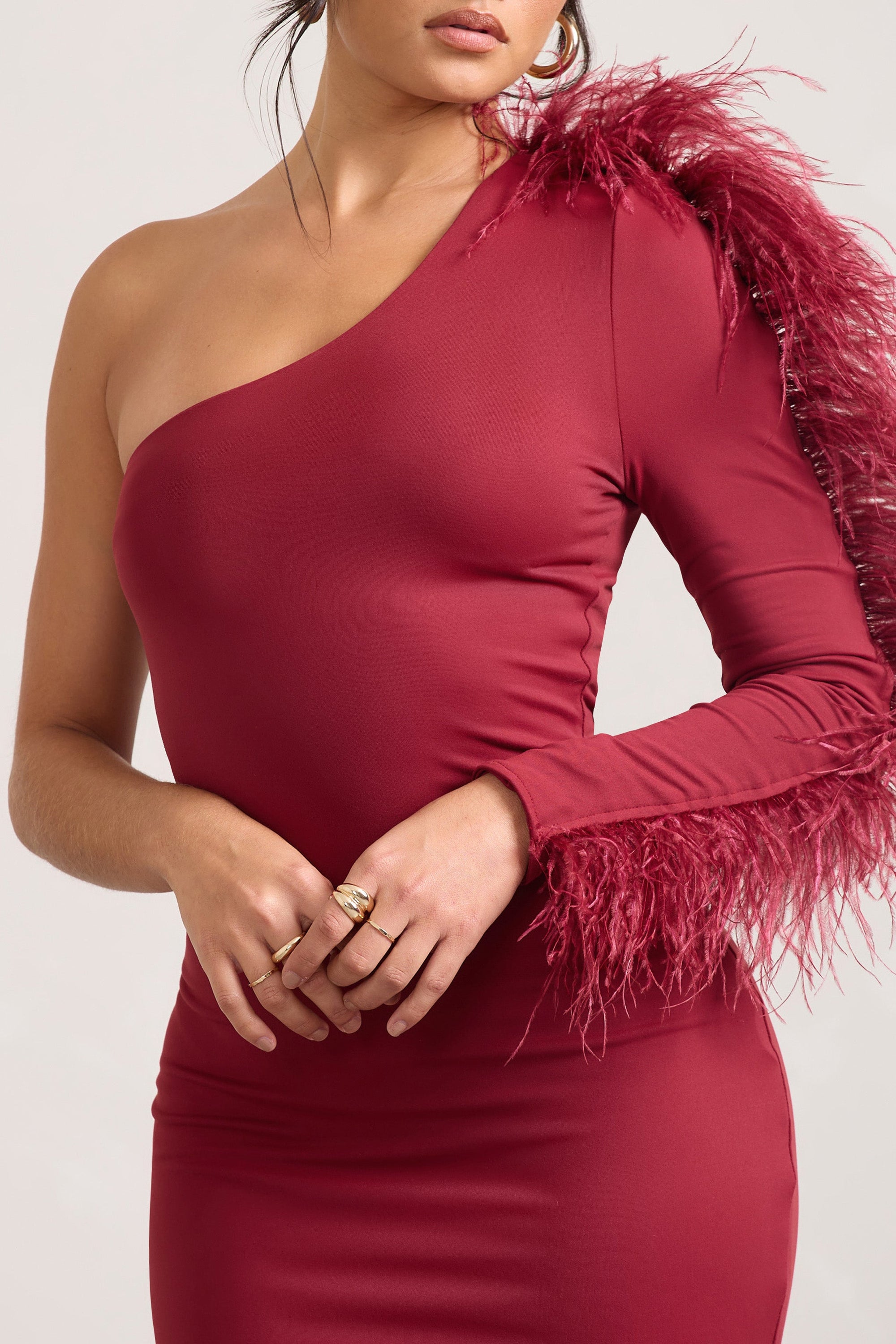 Wild One | Robe mi-longue moulante rouge bordeaux à une épaule avec manches bordée de plumes