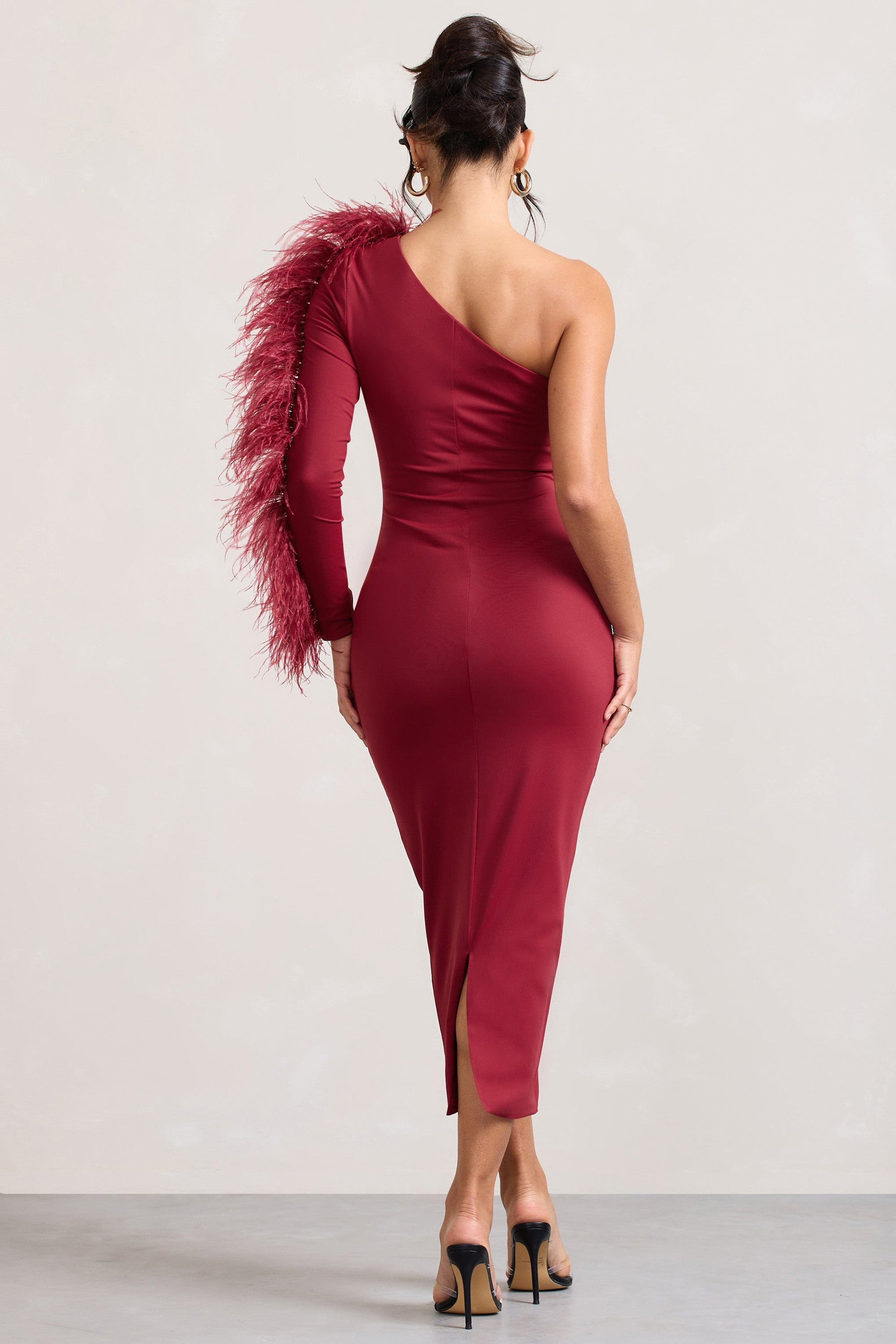 Wild One | Robe mi-longue moulante rouge bordeaux à une épaule avec manches bordée de plumes