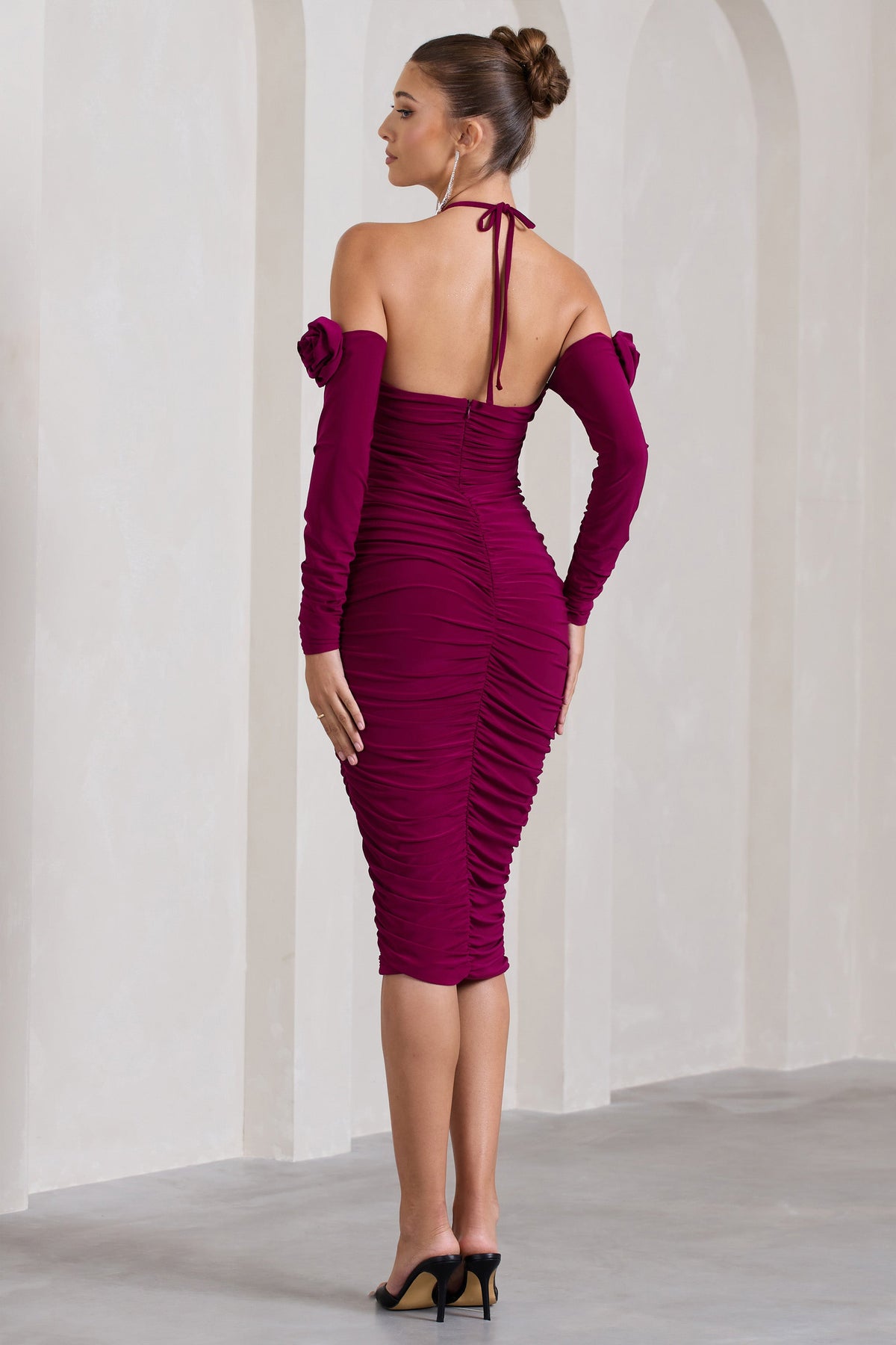 Extra Special | Robe mi-longue dos nu froncée rouge cerise à fleurs