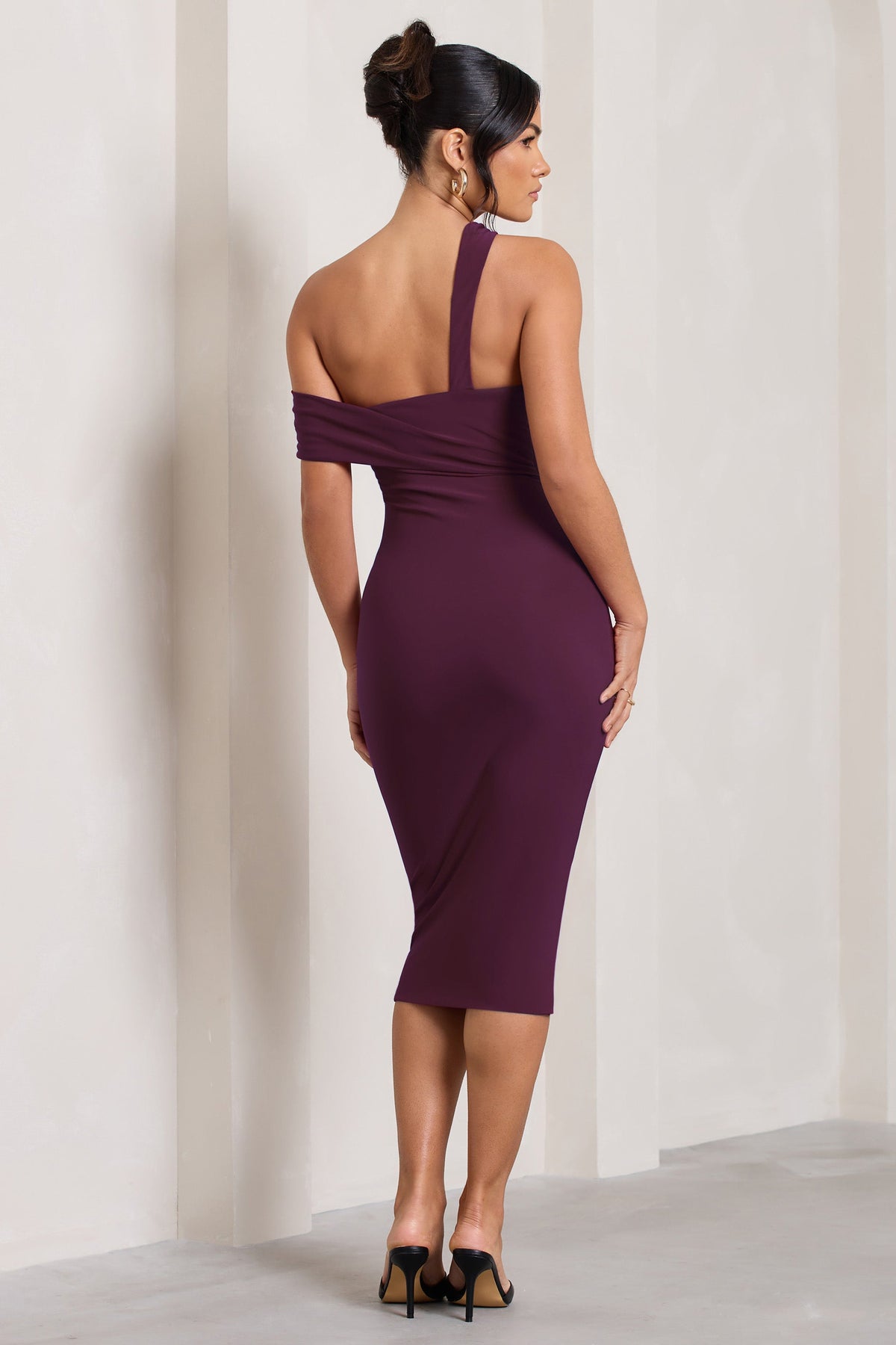 Ella | Robe mi-longue rouge bordeaux avec ouverture asymétrique