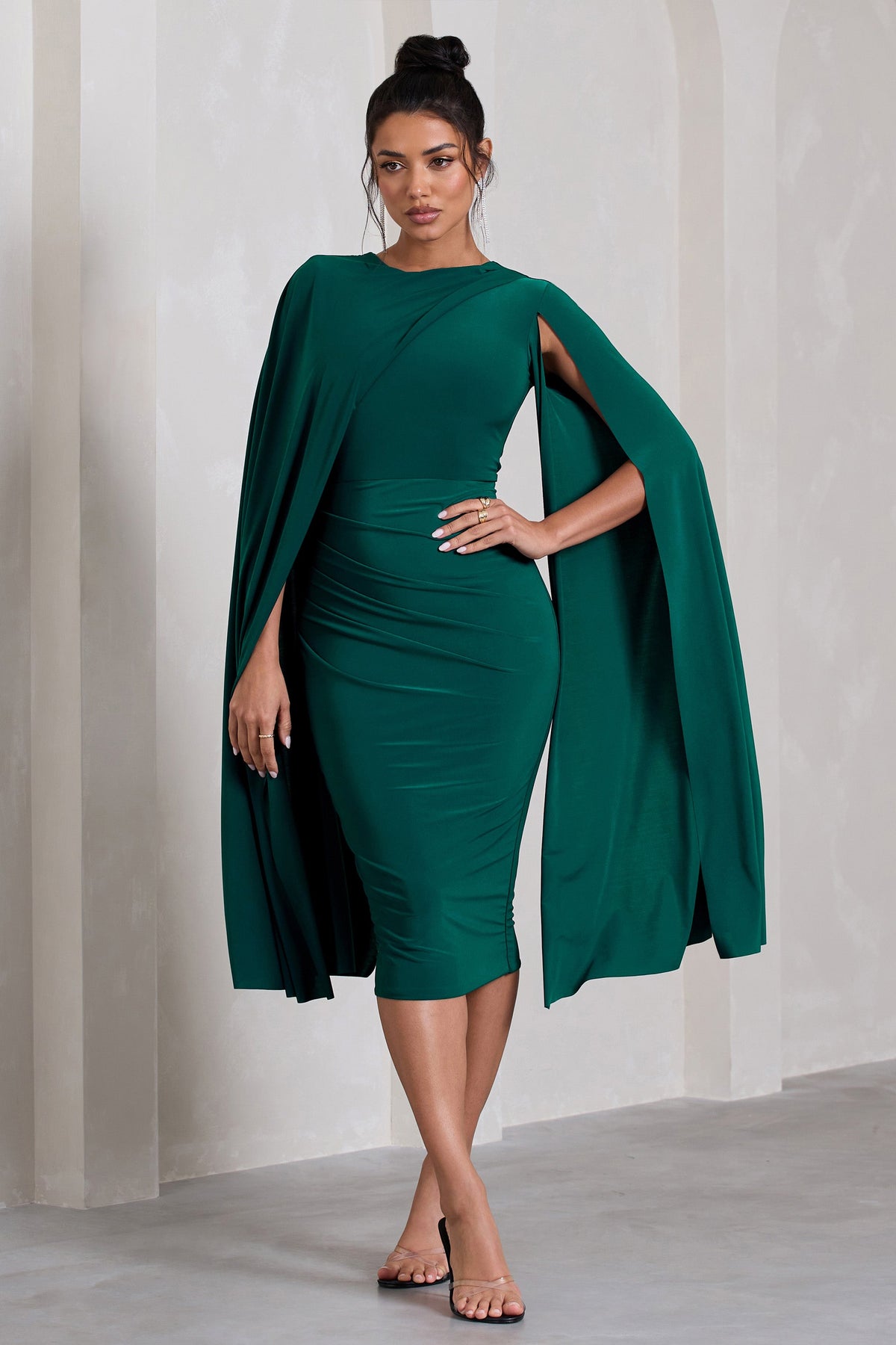 Marysol | Robe mi-longue vert bouteille asymétrique avec cape