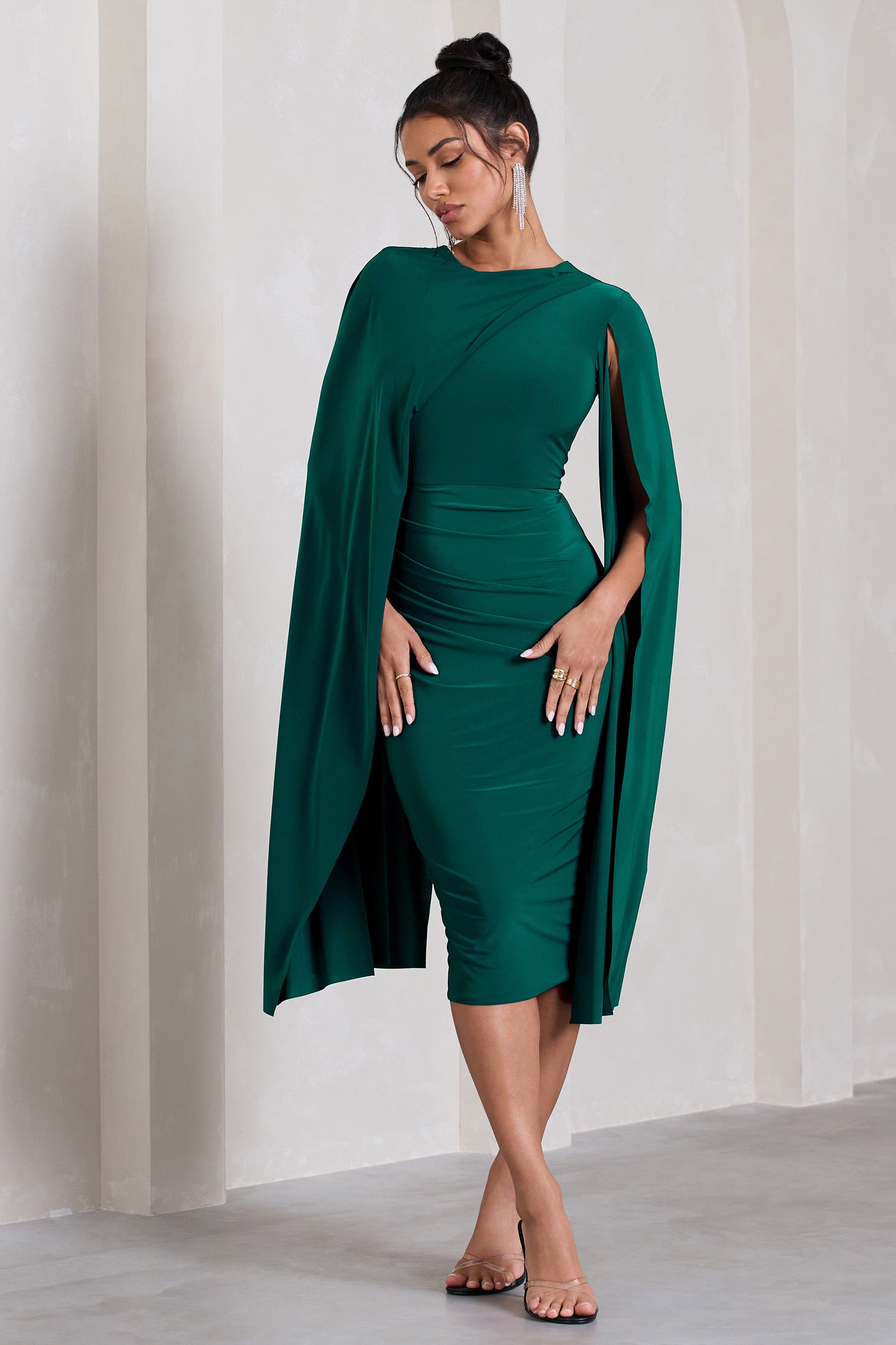Marysol | Robe mi-longue vert bouteille asymétrique avec cape